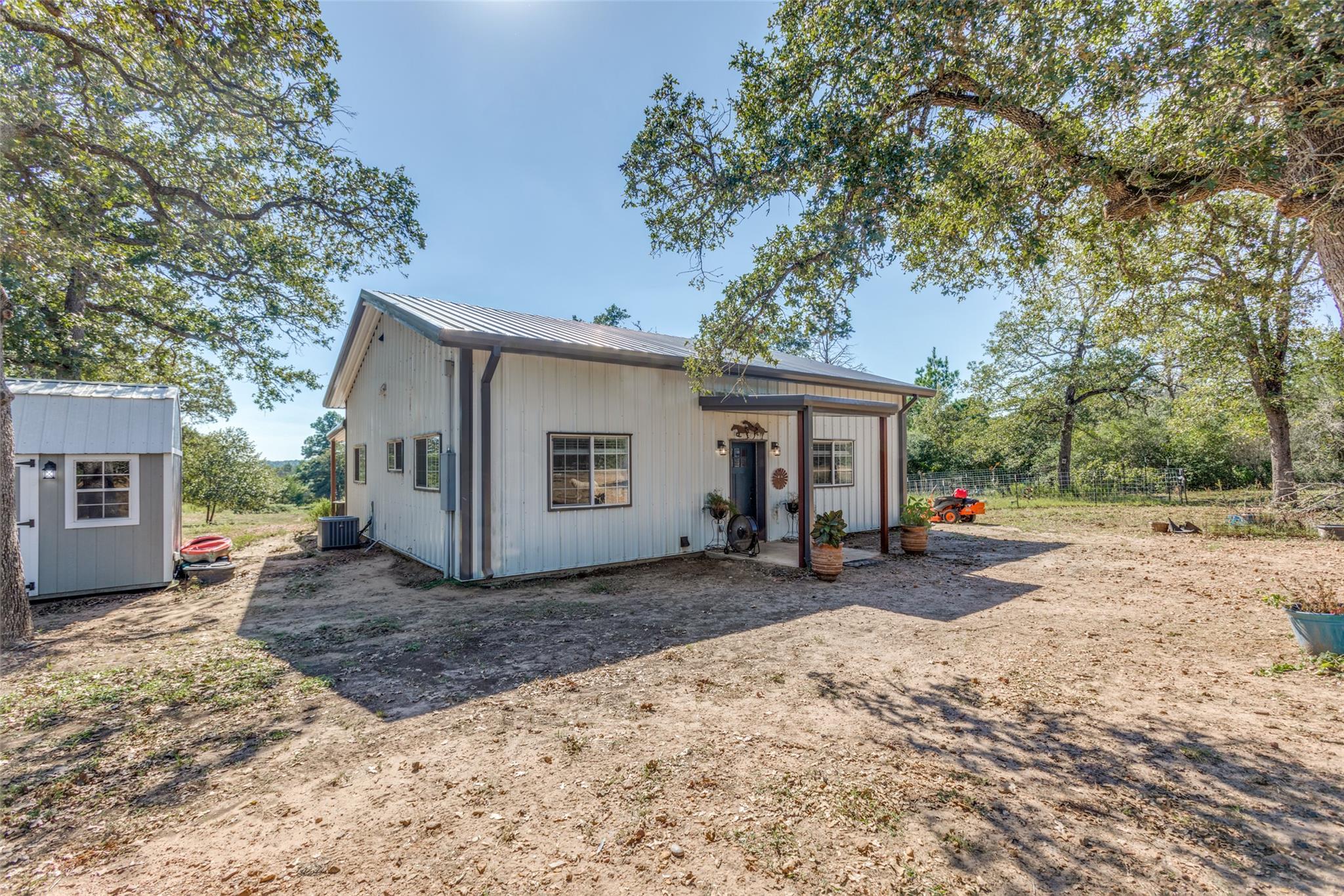 157 Cricket Hollow Ln, Smithville, TX 78957