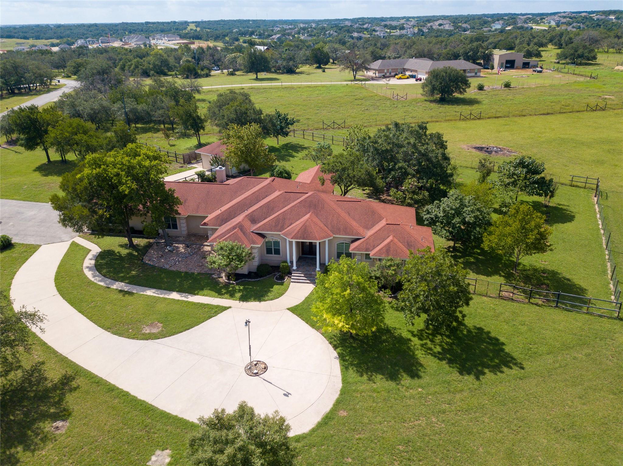 100 Thoroughbred Trce, Liberty Hill, TX 78642