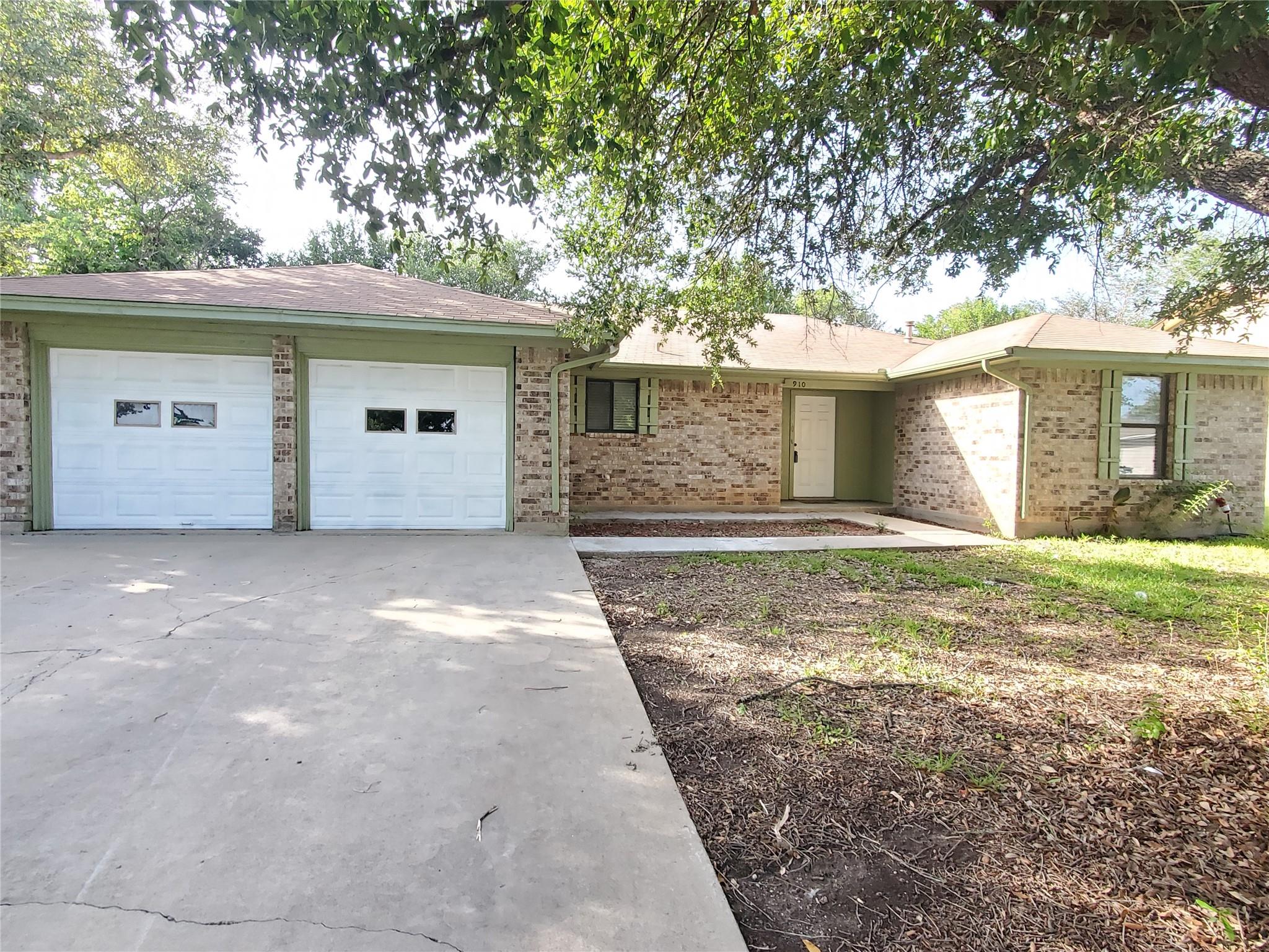 910 Cottonbowl Dr, Taylor, TX 76574