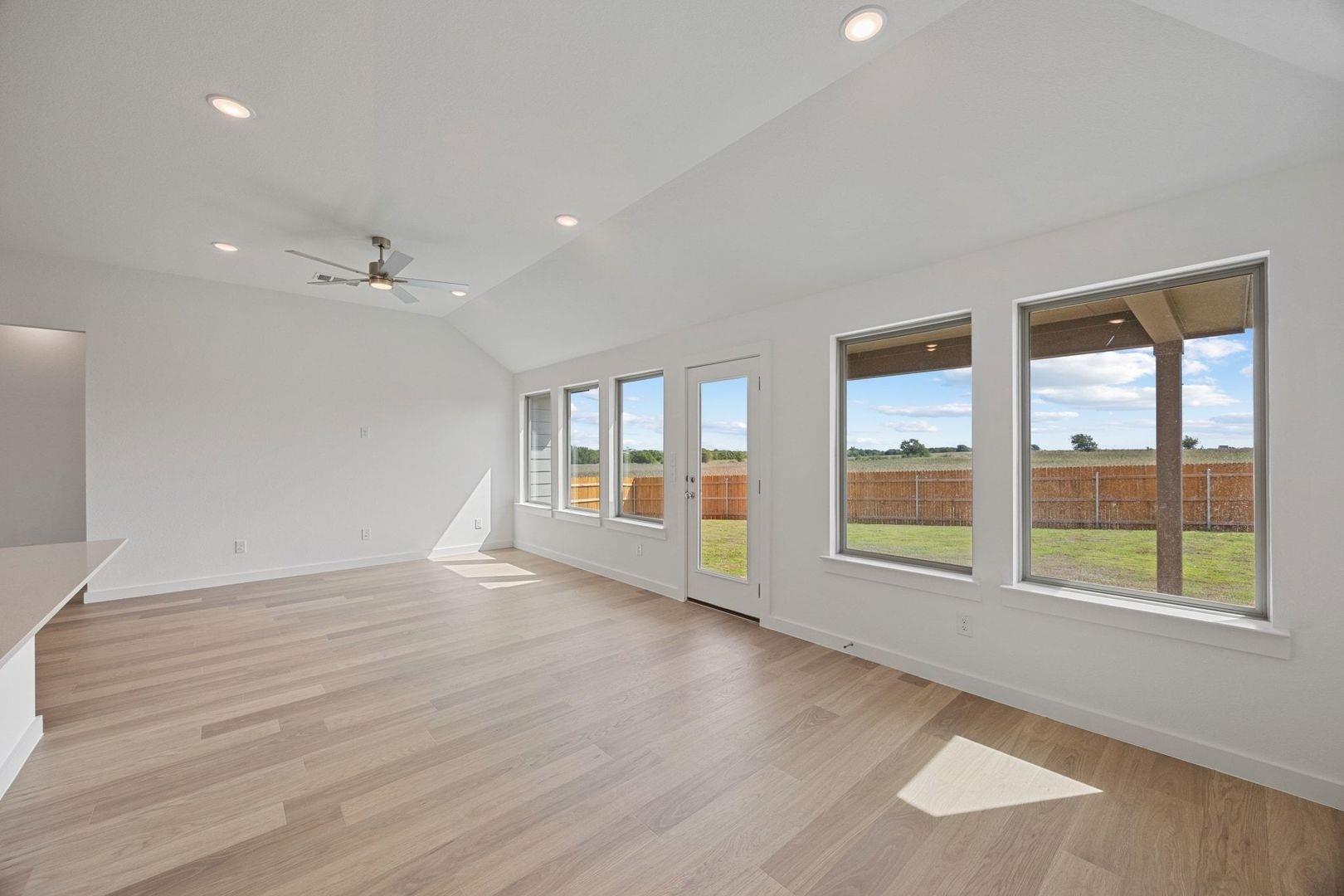 102 Divisadero Dr, Hutto, TX 78634