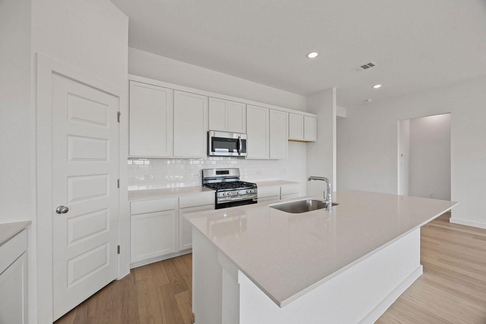 102 Divisadero Dr, Hutto, TX 78634