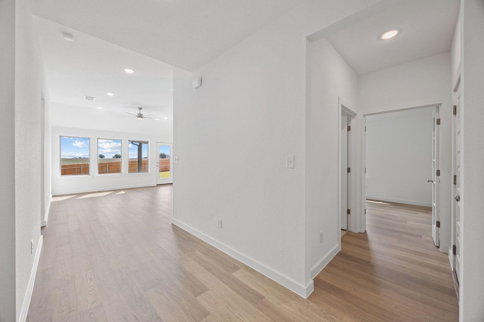 102 Divisadero Dr, Hutto, TX 78634