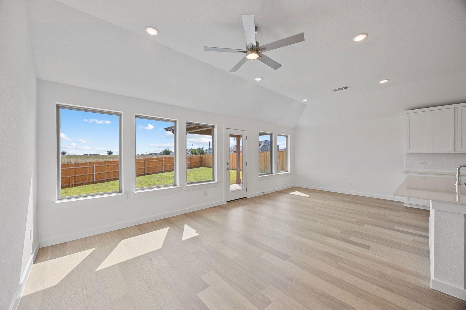 102 Divisadero Dr, Hutto, TX 78634