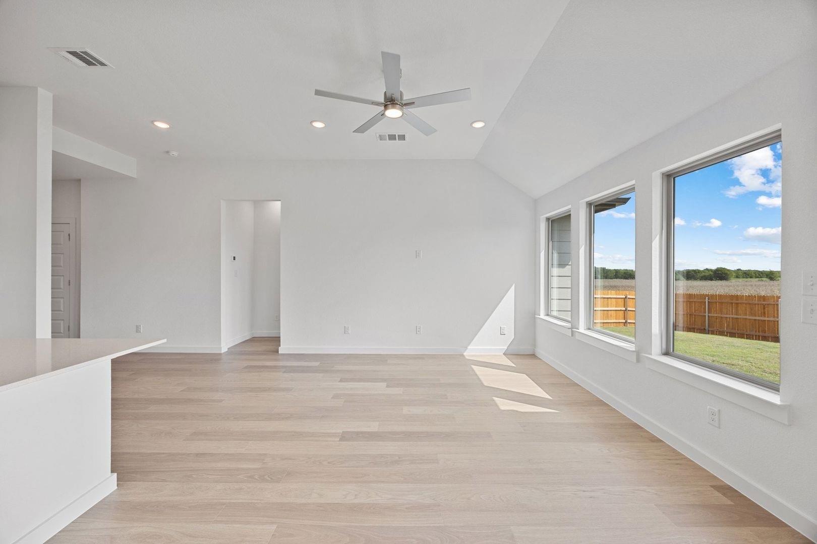 102 Divisadero Dr, Hutto, TX 78634