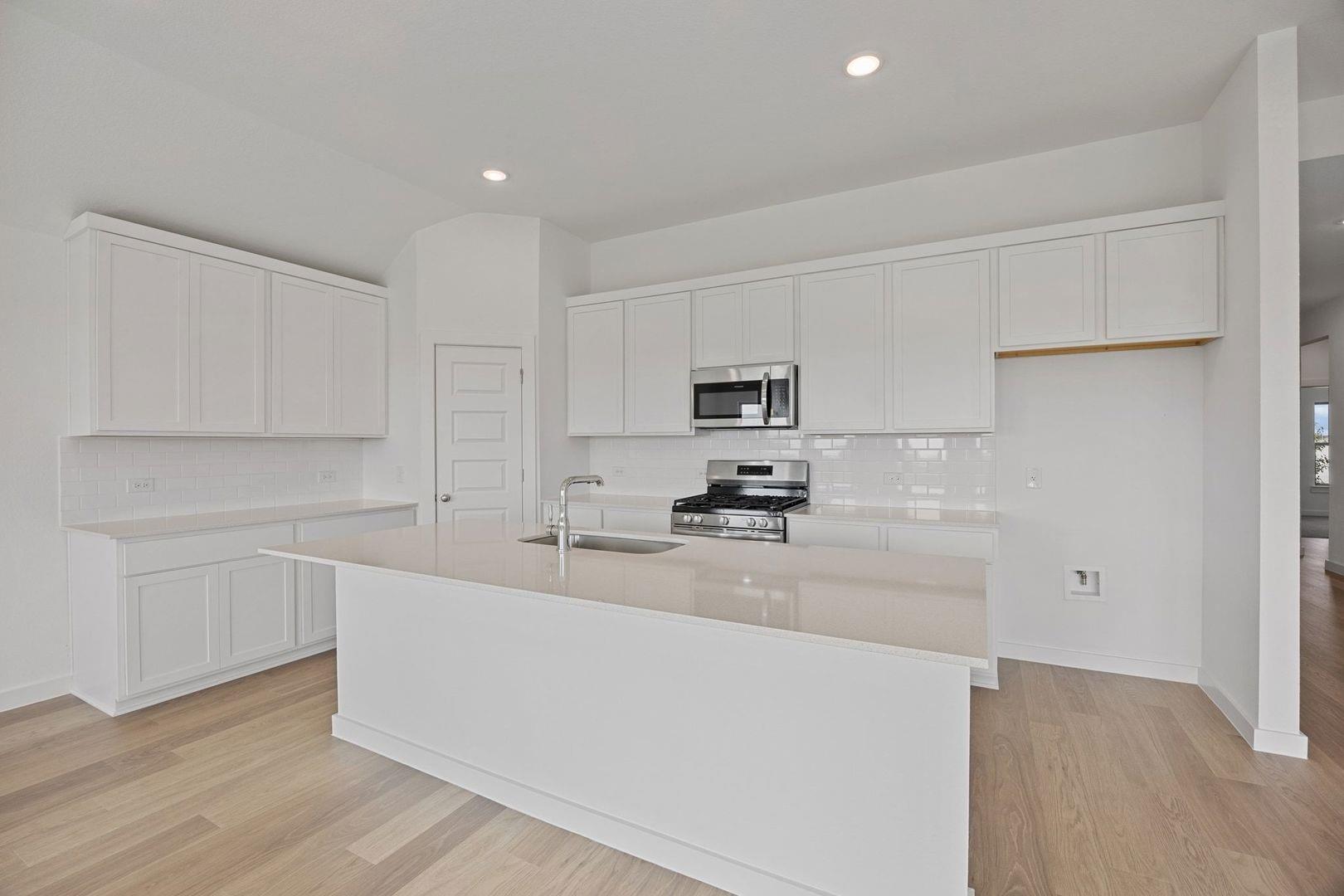 102 Divisadero Dr, Hutto, TX 78634