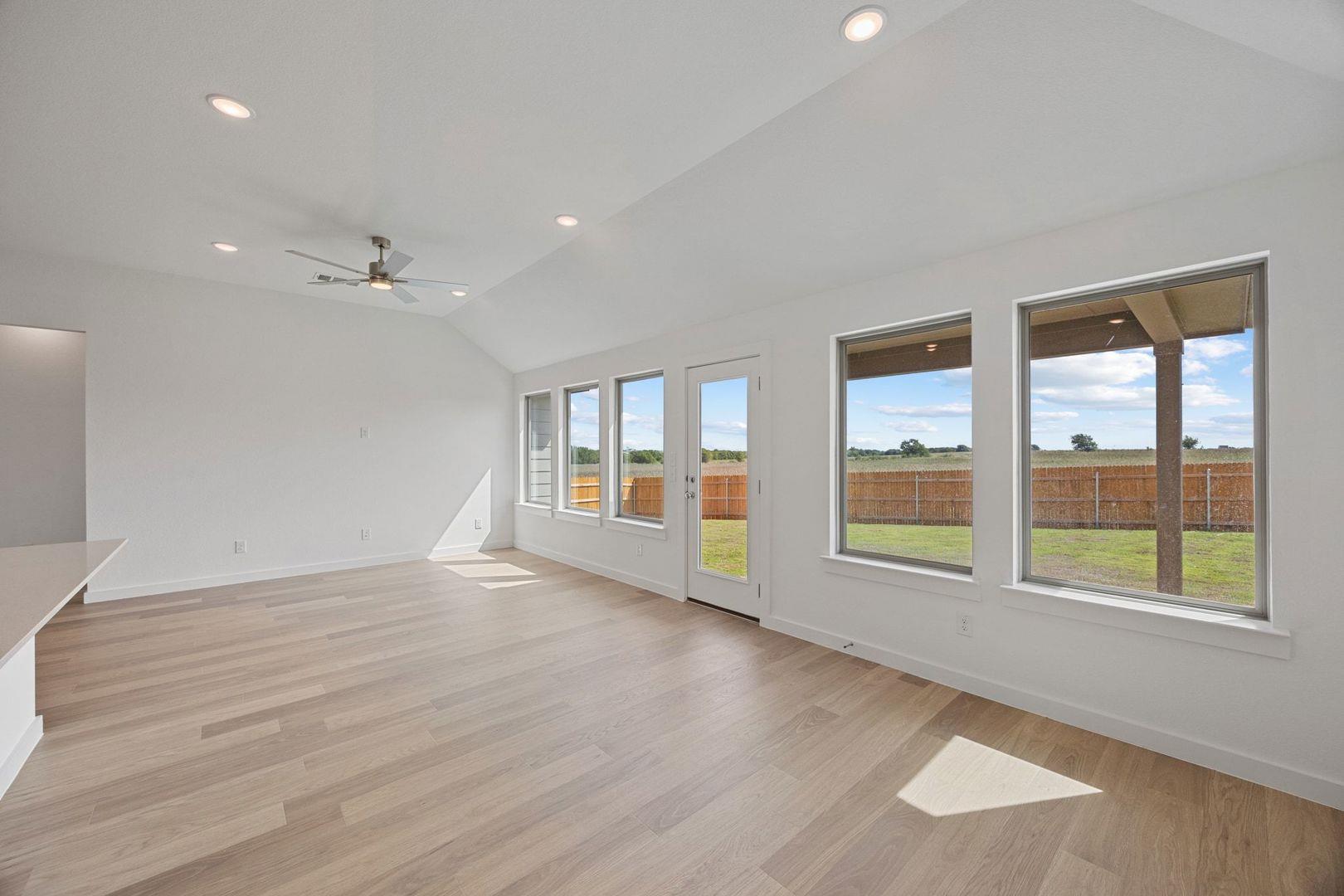 102 Divisadero Dr, Hutto, TX 78634