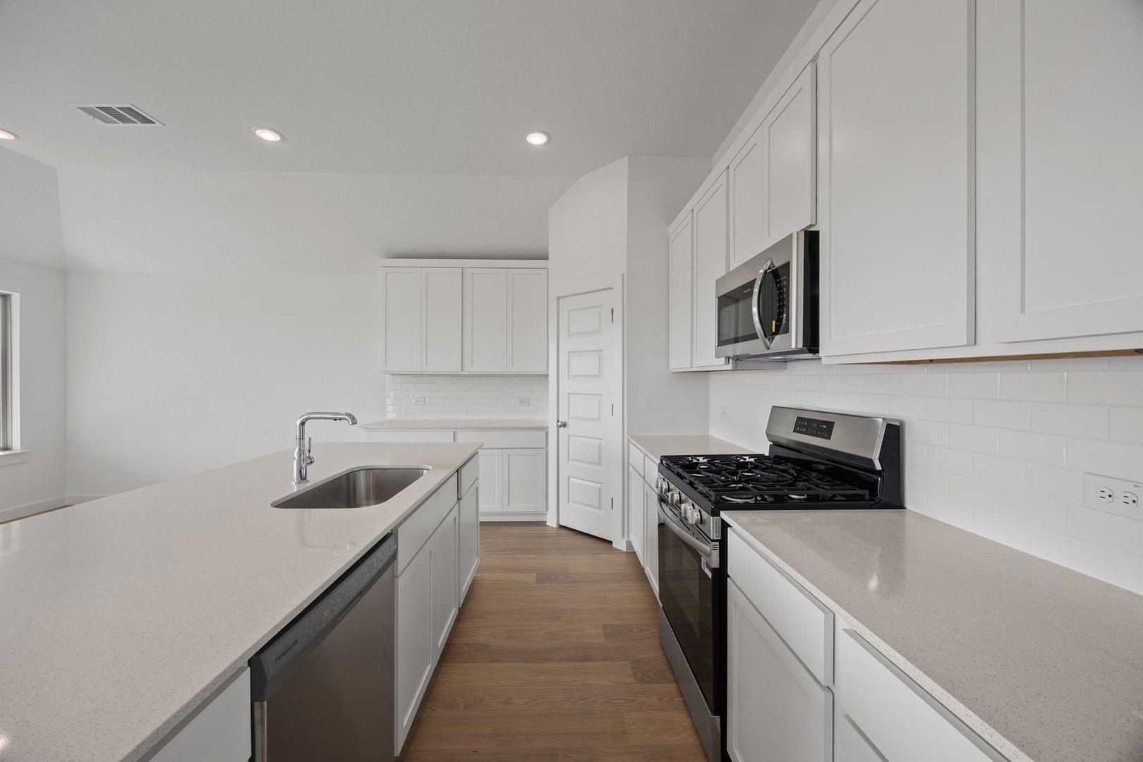 102 Divisadero Dr, Hutto, TX 78634