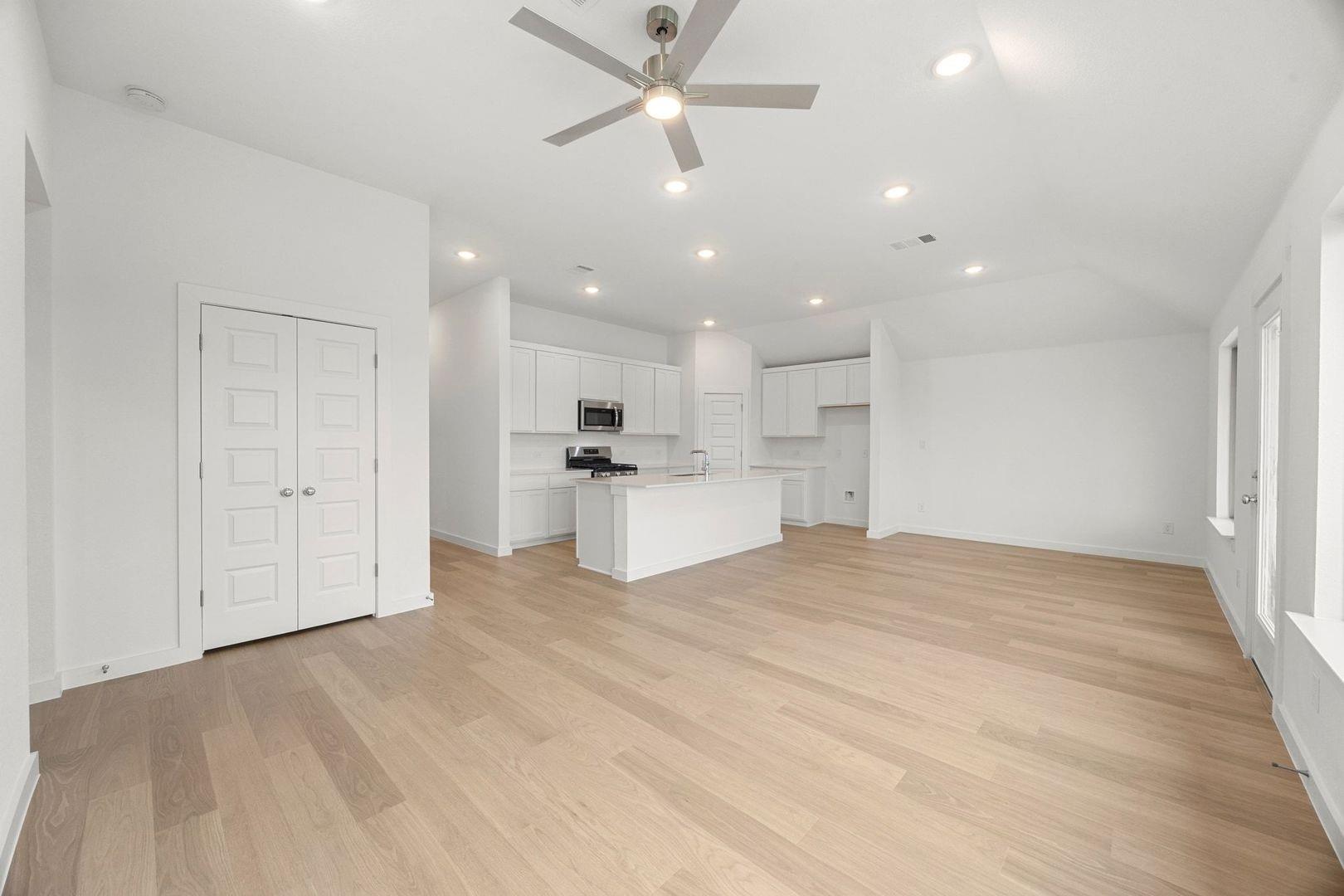 104 Divisadero Dr, Hutto, TX 78634