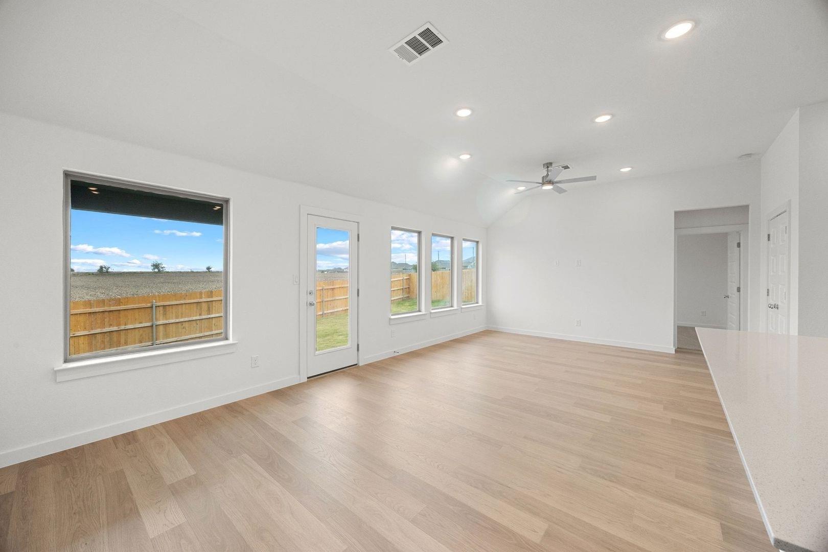 104 Divisadero Dr, Hutto, TX 78634