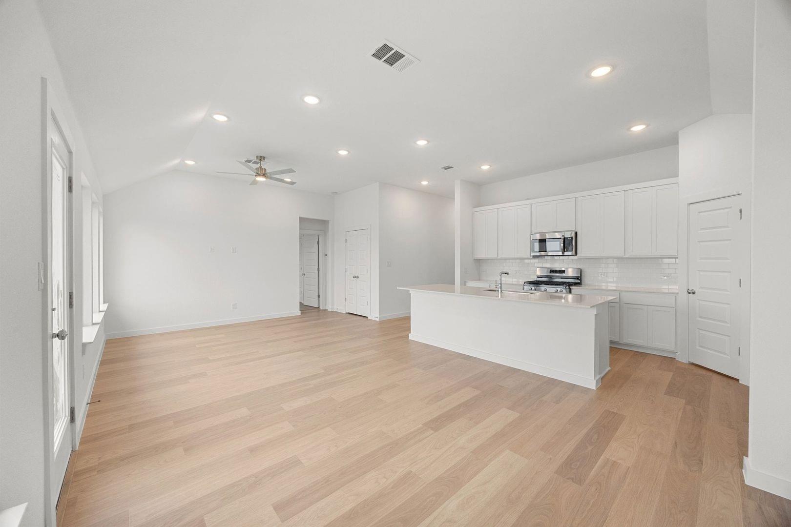 104 Divisadero Dr, Hutto, TX 78634