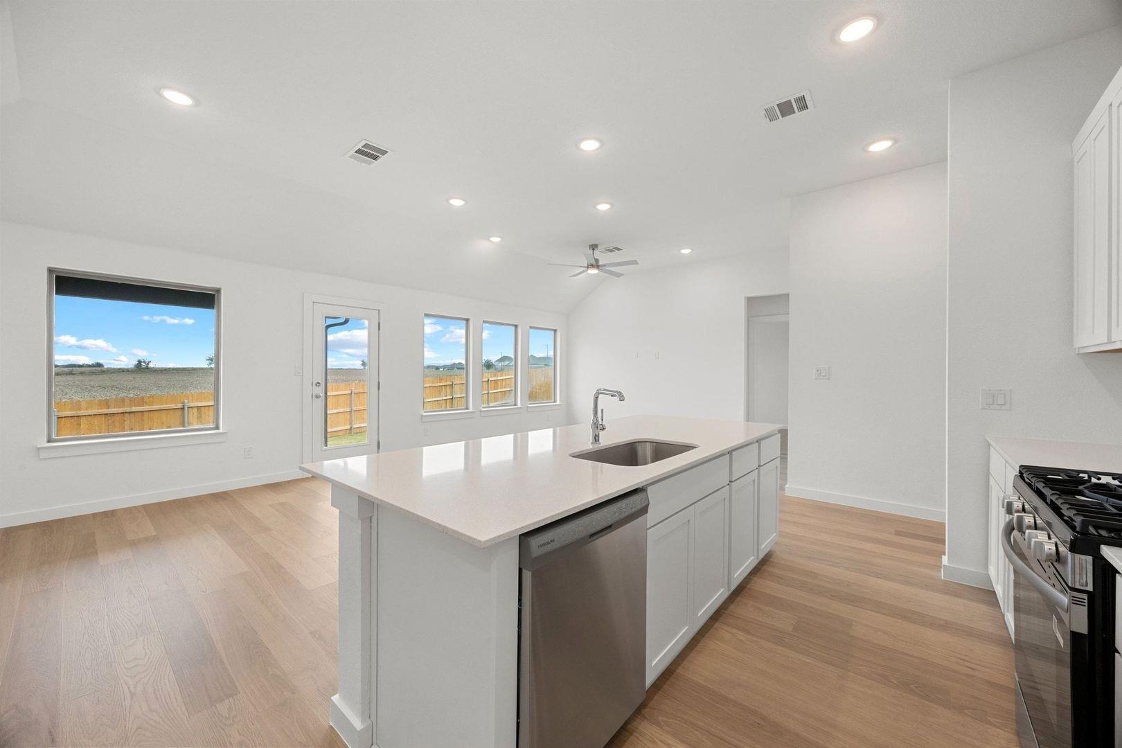 104 Divisadero Dr, Hutto, TX 78634