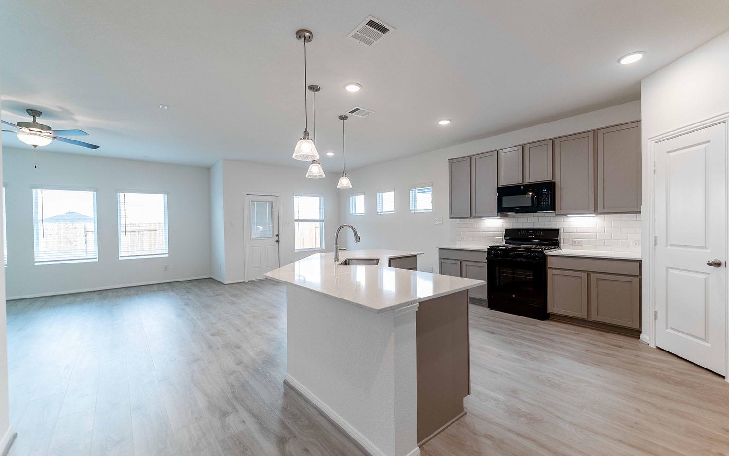 290 Yosemite Dr, Kyle, TX 78640