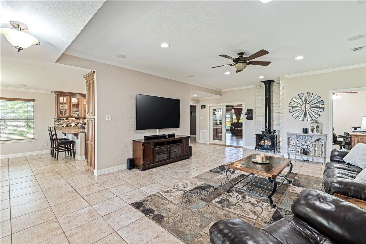 308 Morningside Cir, Hutto, TX 78634