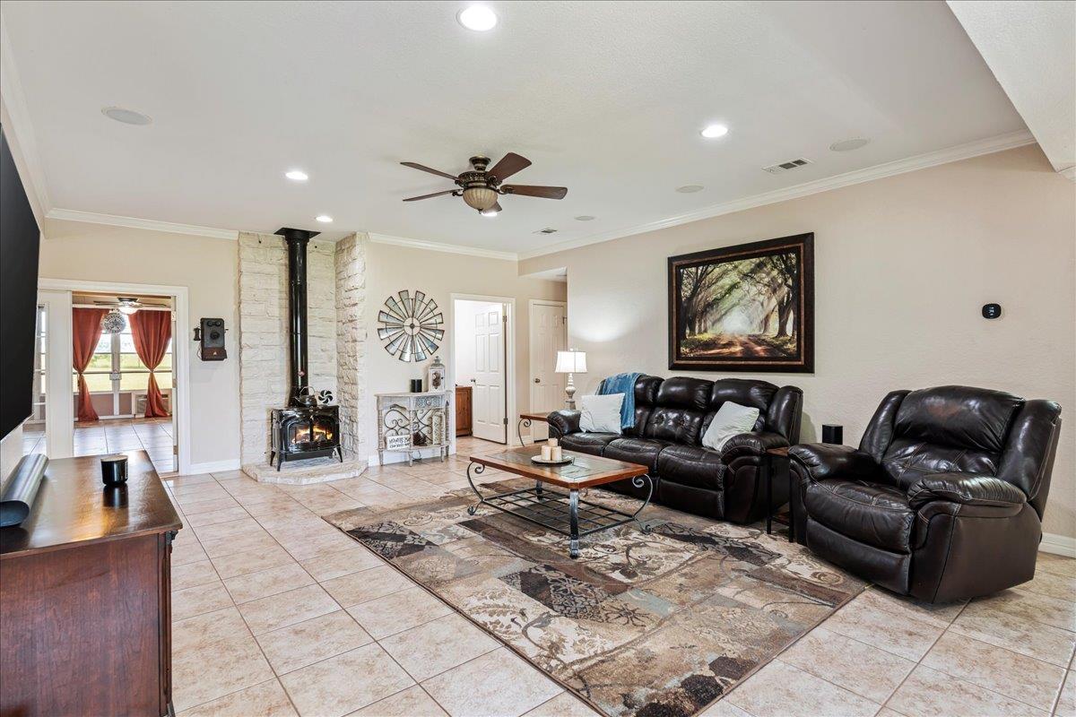 308 Morningside Cir, Hutto, TX 78634
