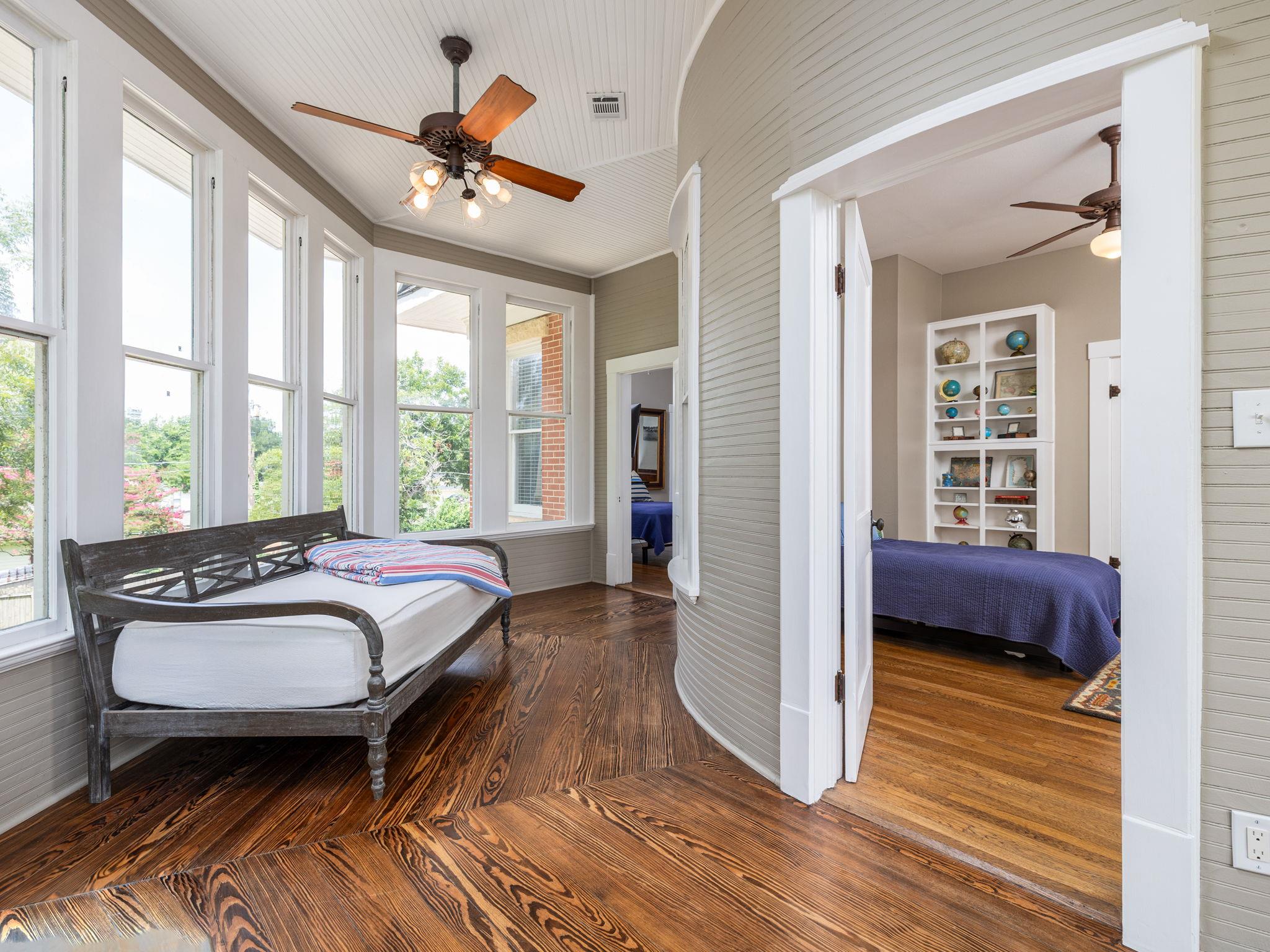 1220 W Lake Dr, Taylor, TX 76574
