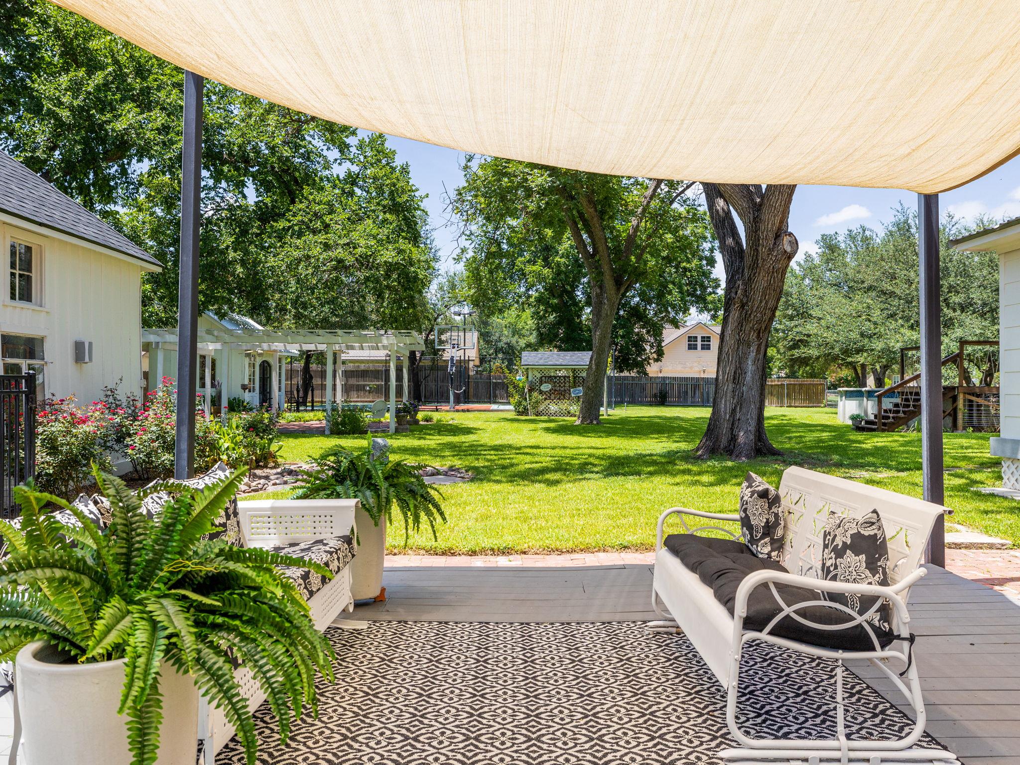1220 W Lake Dr, Taylor, TX 76574