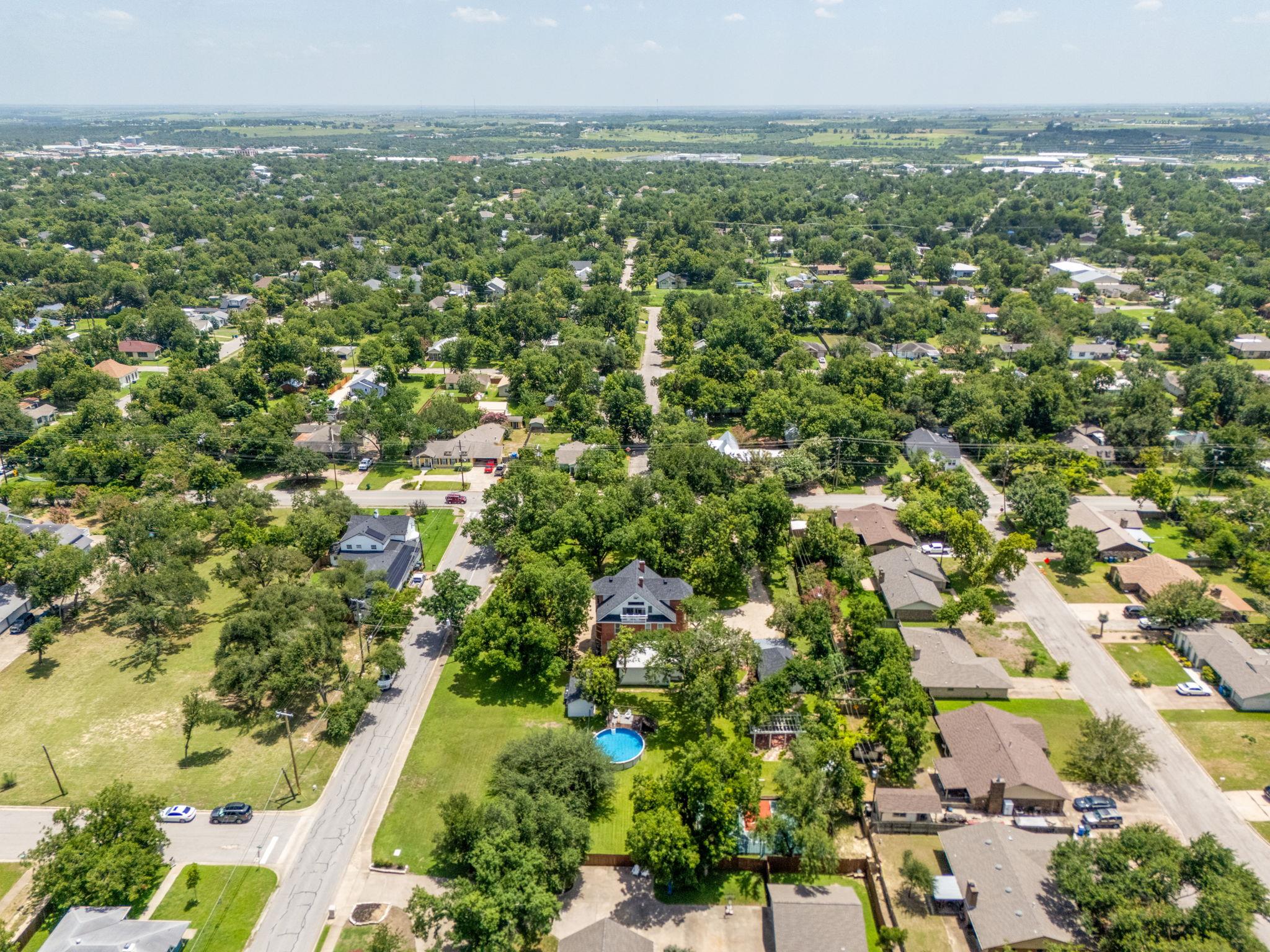 1220 W Lake Dr, Taylor, TX 76574