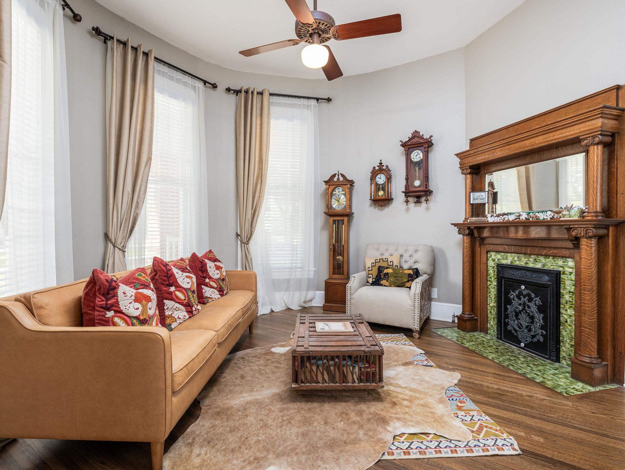 1220 W Lake Dr, Taylor, TX 76574
