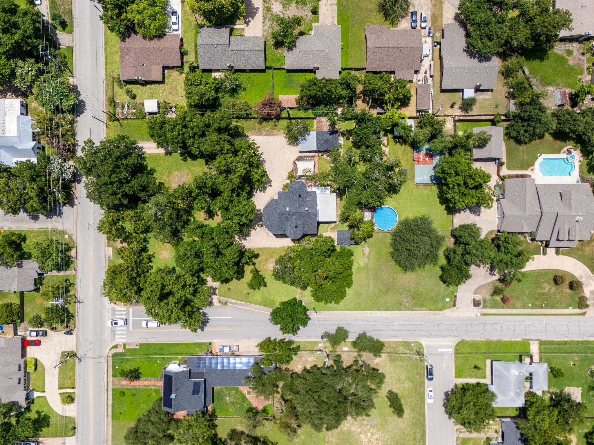 1220 W Lake Dr, Taylor, TX 76574