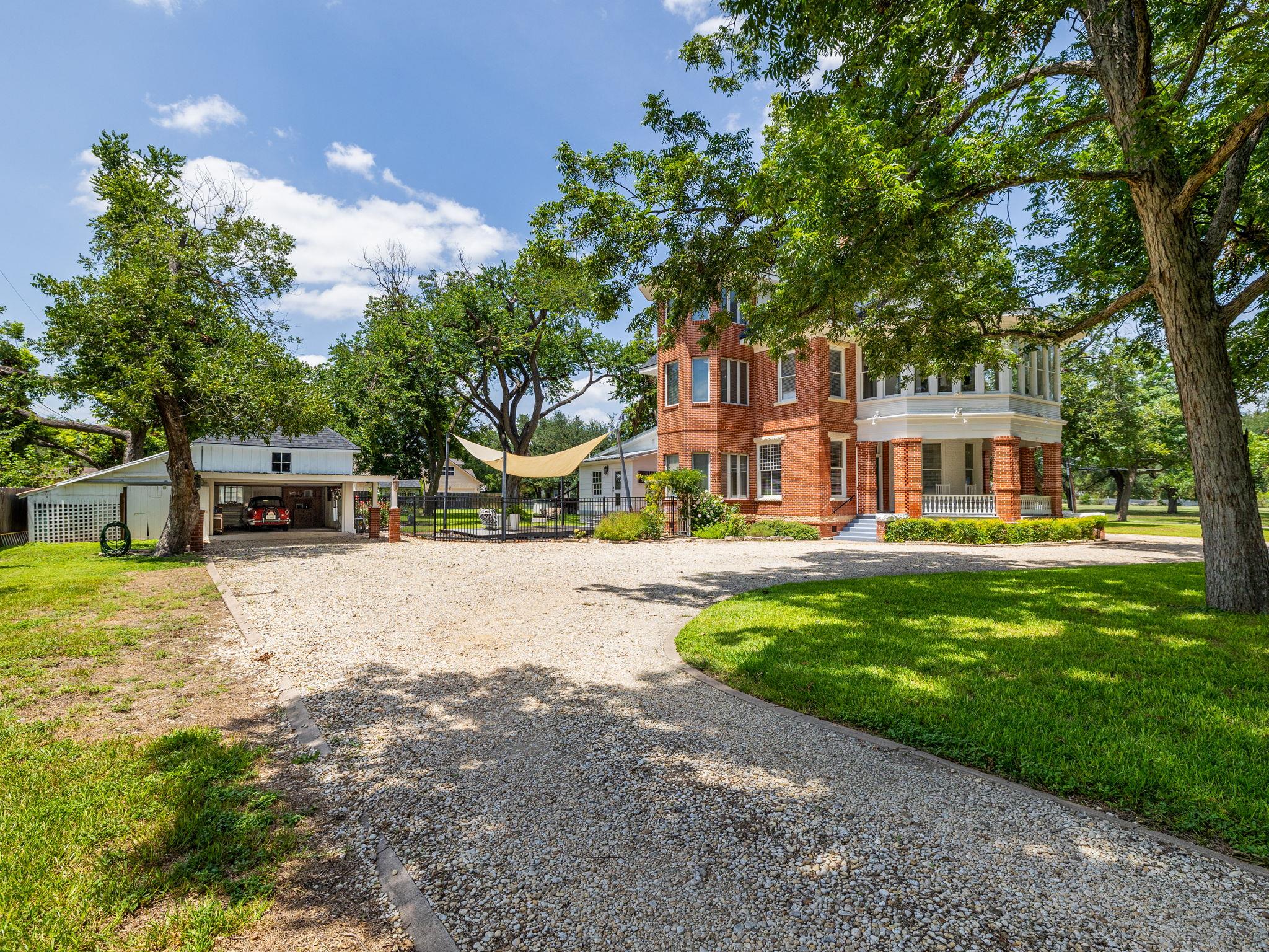1220 W Lake Dr, Taylor, TX 76574