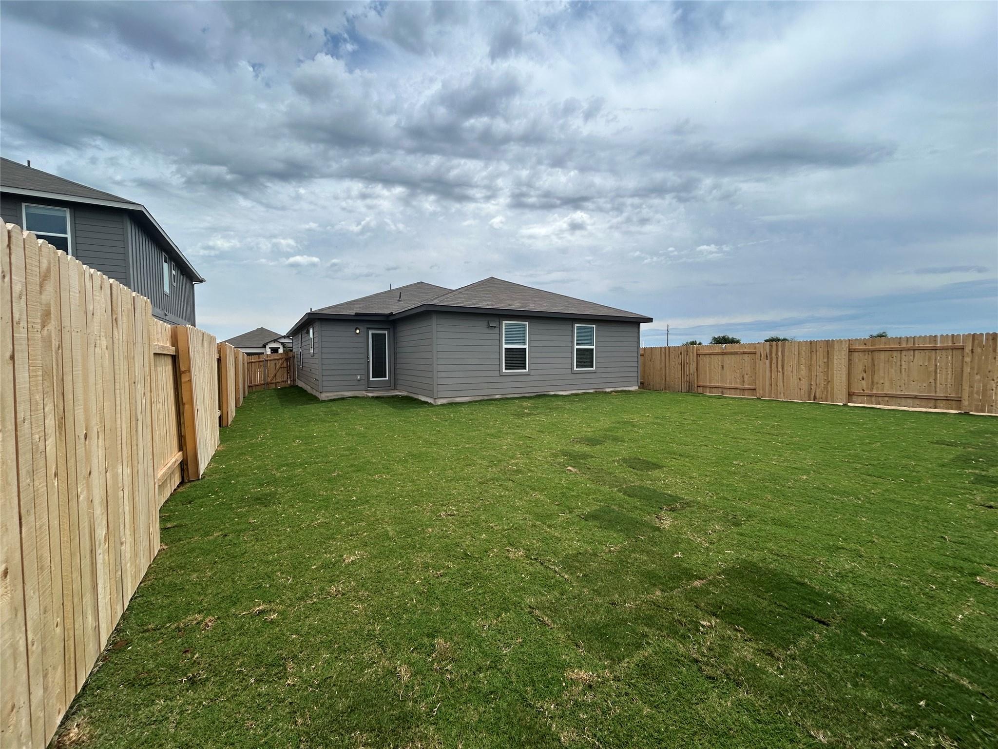 125 Honey Bee Rd, Jarrell, TX 76537