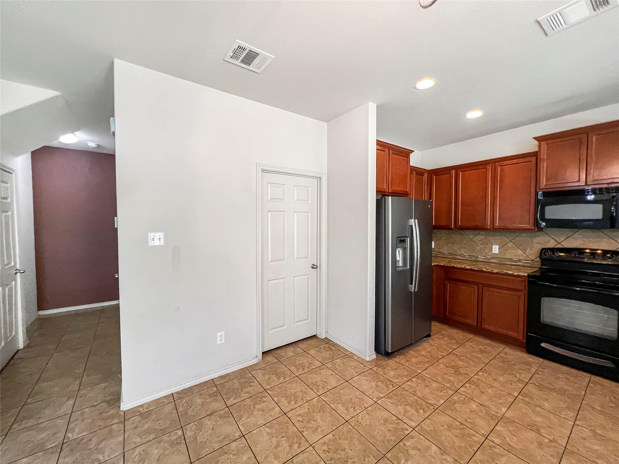 212 Foster Ln, Jarrell, TX 76537