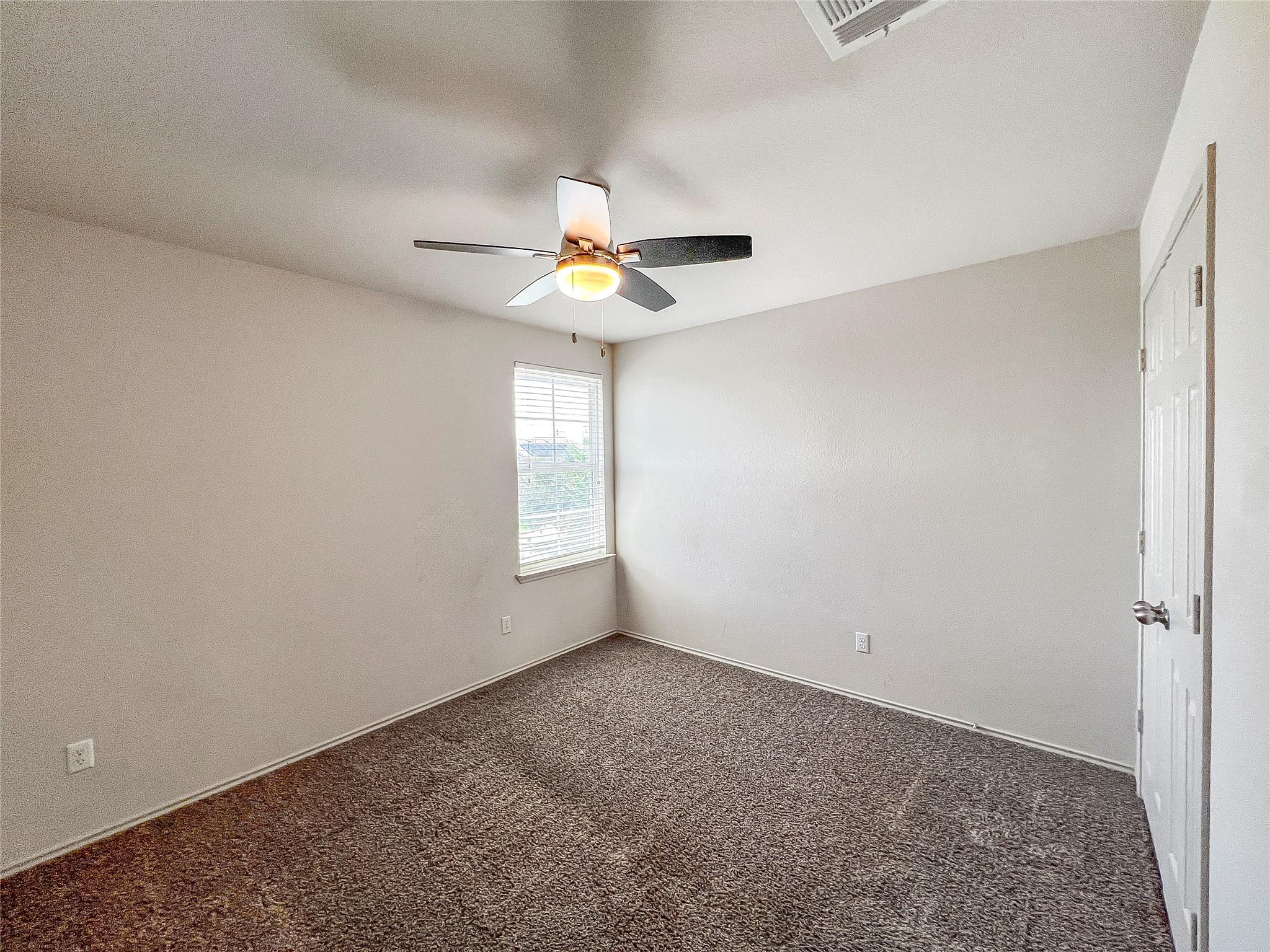 212 Foster Ln, Jarrell, TX 76537