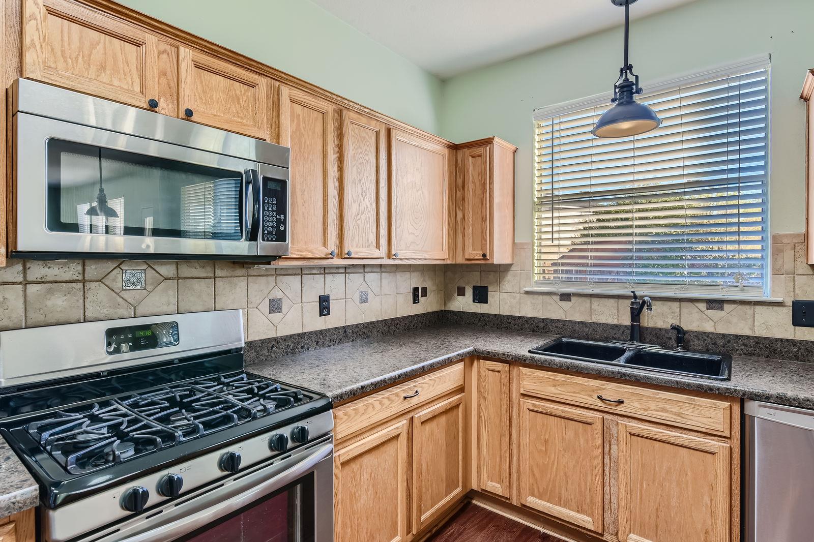 105 Meadowlark Ln, Kyle, TX 78640