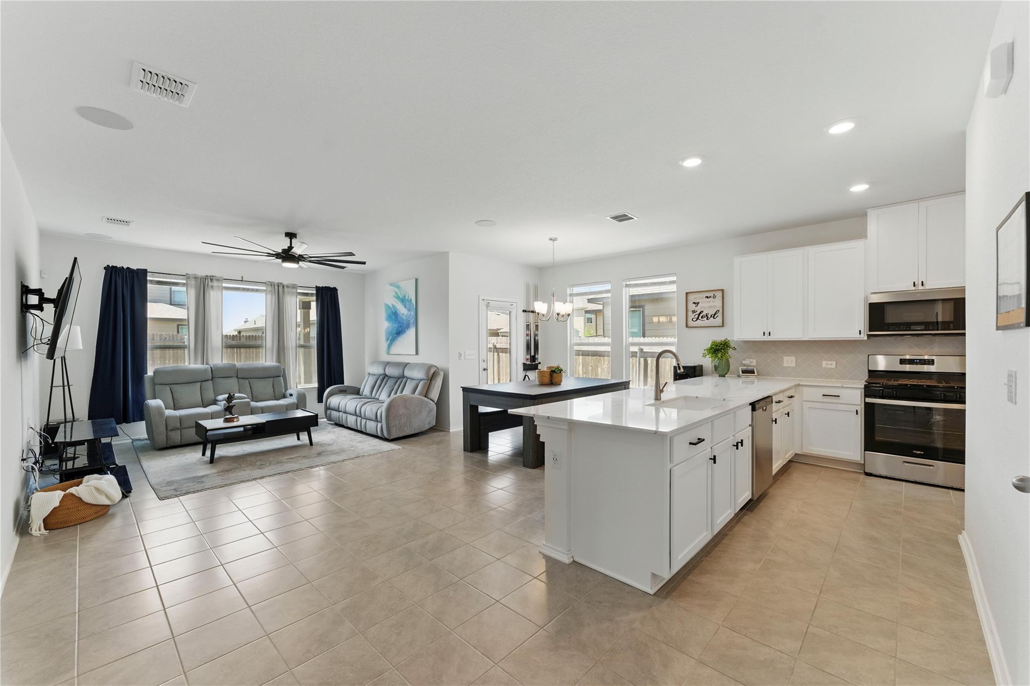 211 Summit Dr, Lockhart, TX 78644