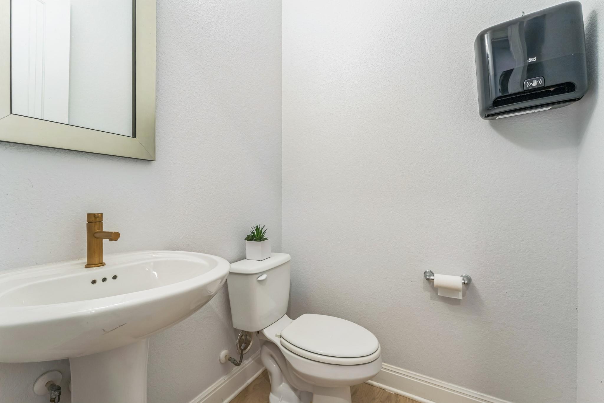 606 Giorgio Moroder Dr, Hutto, TX 78634
