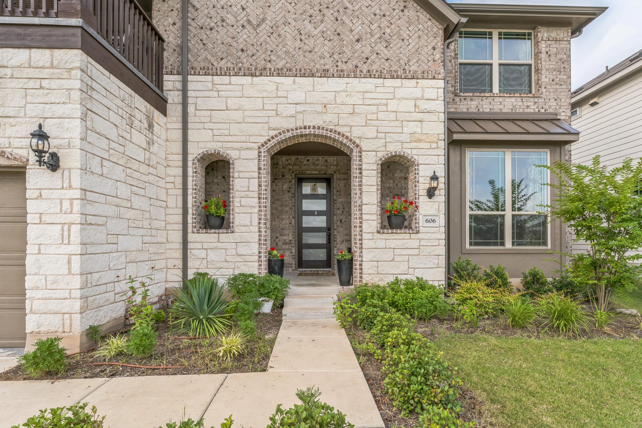 606 Giorgio Moroder Dr, Hutto, TX 78634