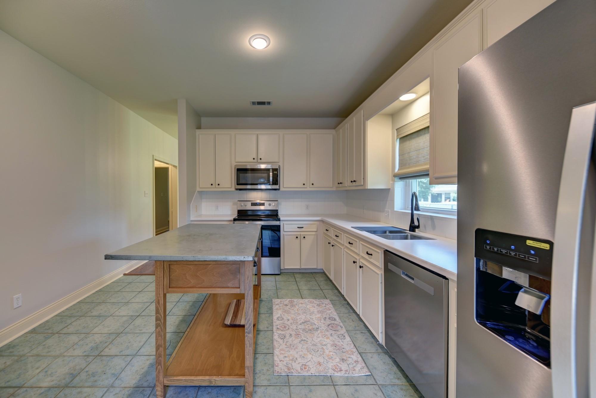 2416 Stone Hollow Dr, Brenham, TX 77833