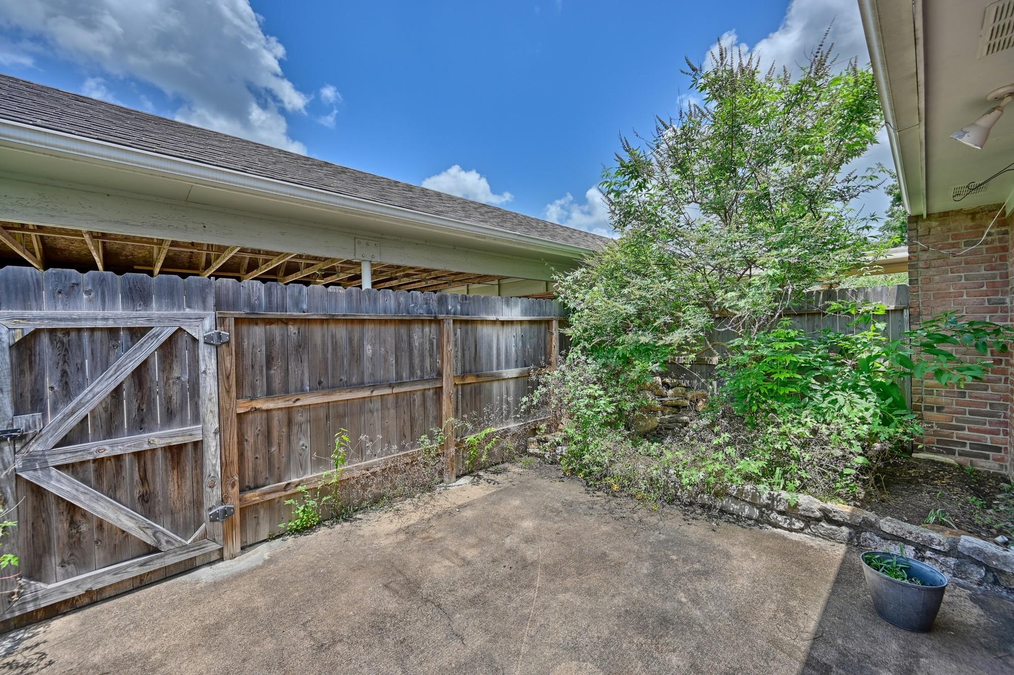 2416 Stone Hollow Dr, Brenham, TX 77833