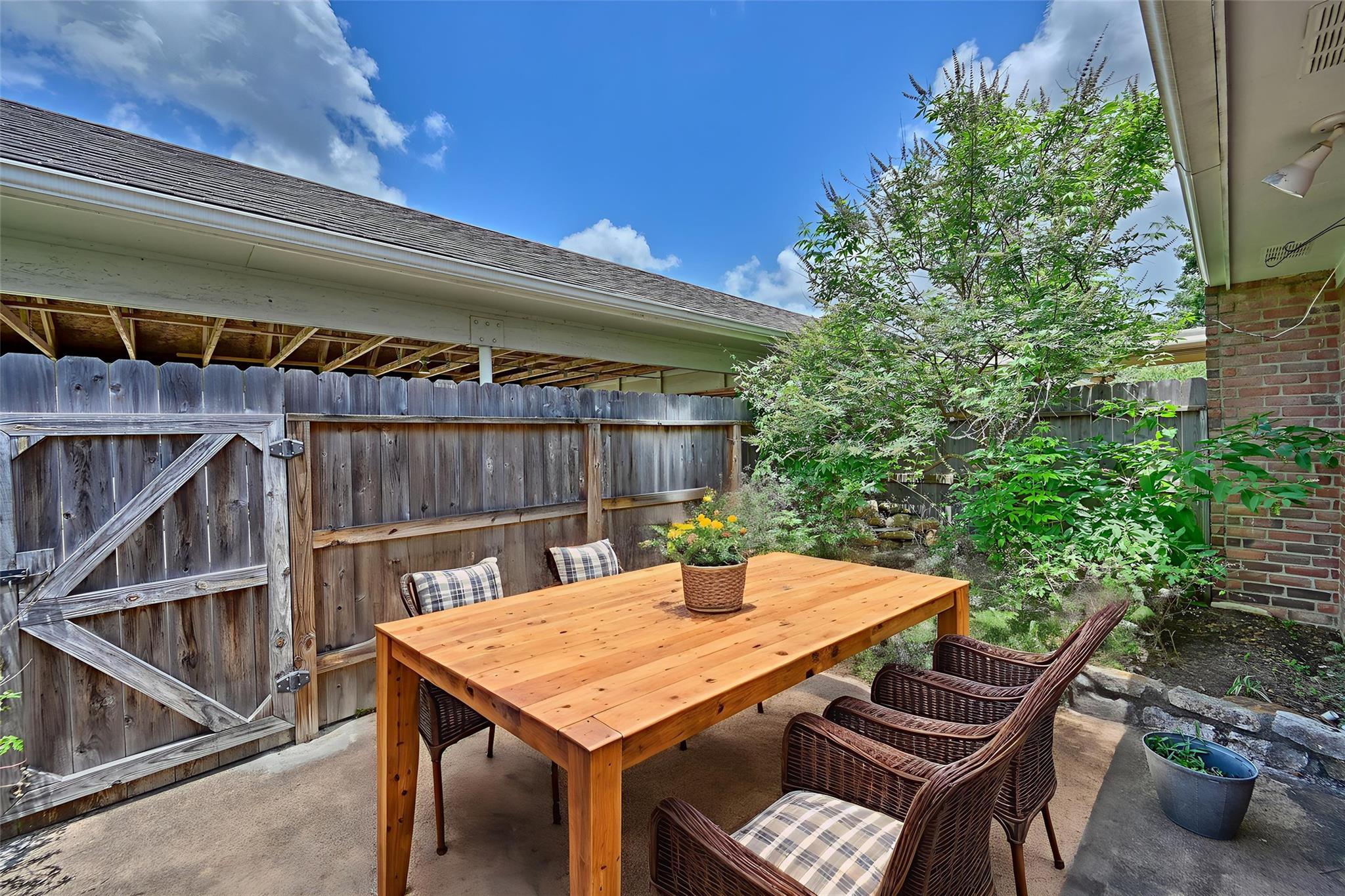 2416 Stone Hollow Dr, Brenham, TX 77833