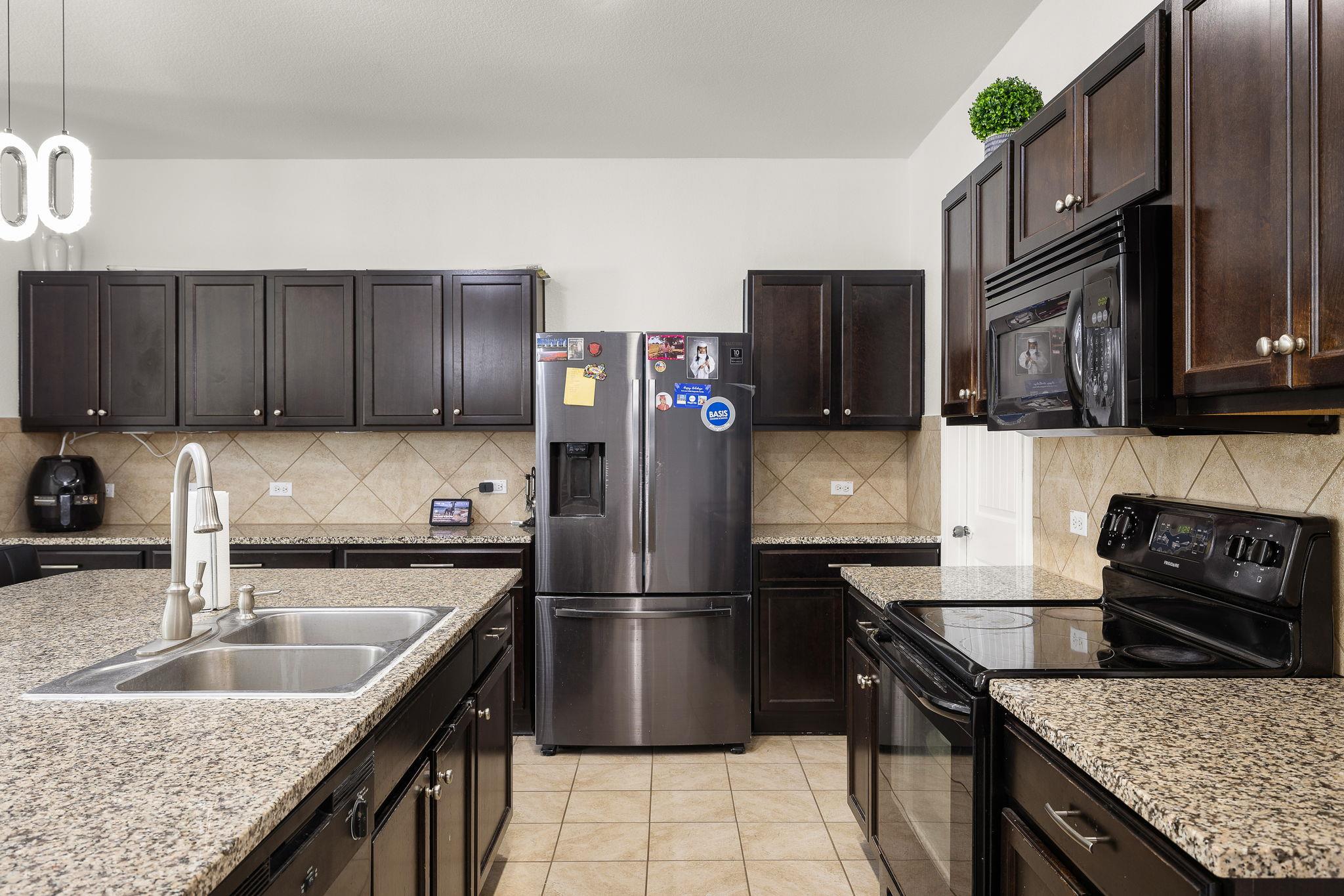 121 Leona River Trl, Hutto, TX 78634