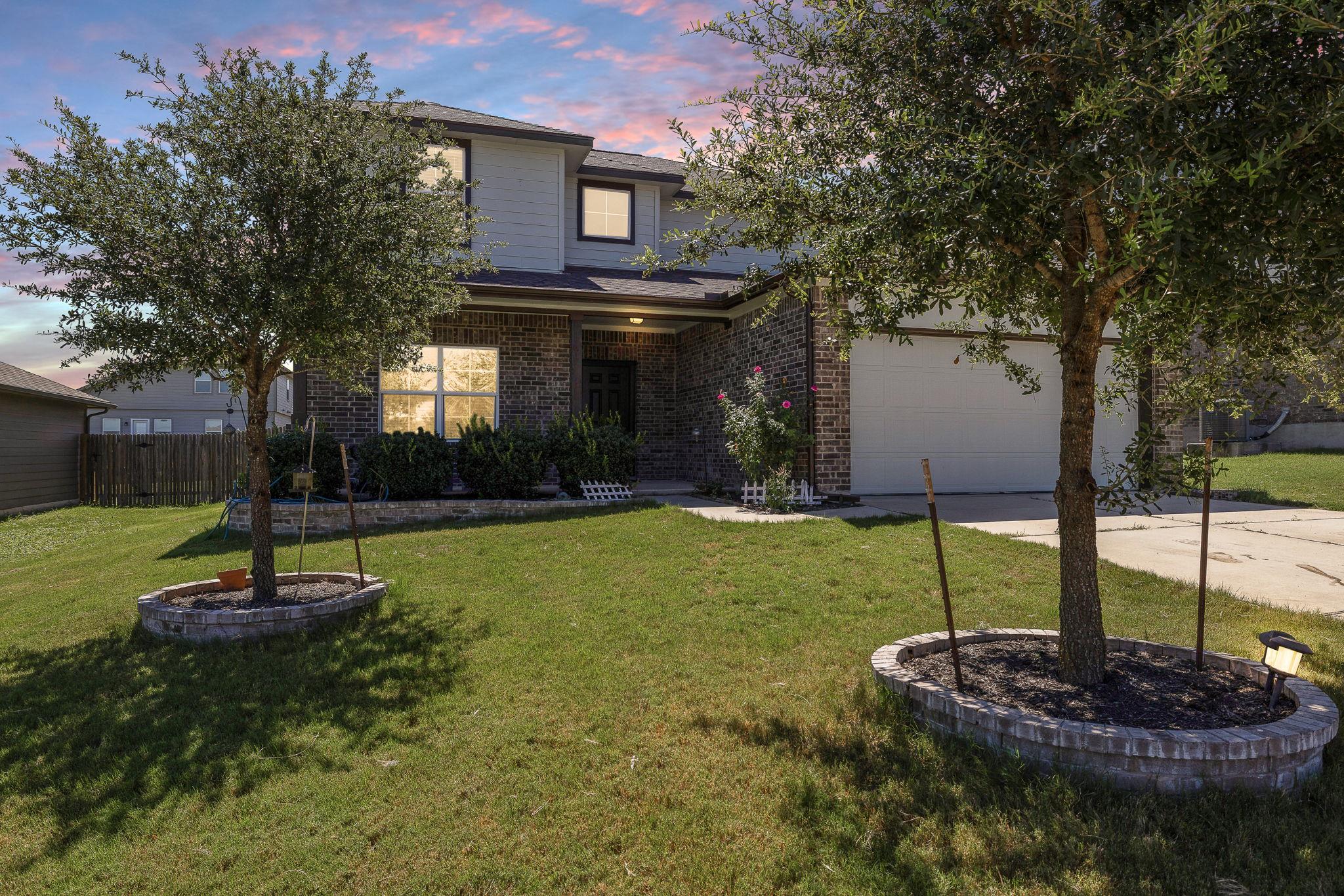 121 Leona River Trl, Hutto, TX 78634