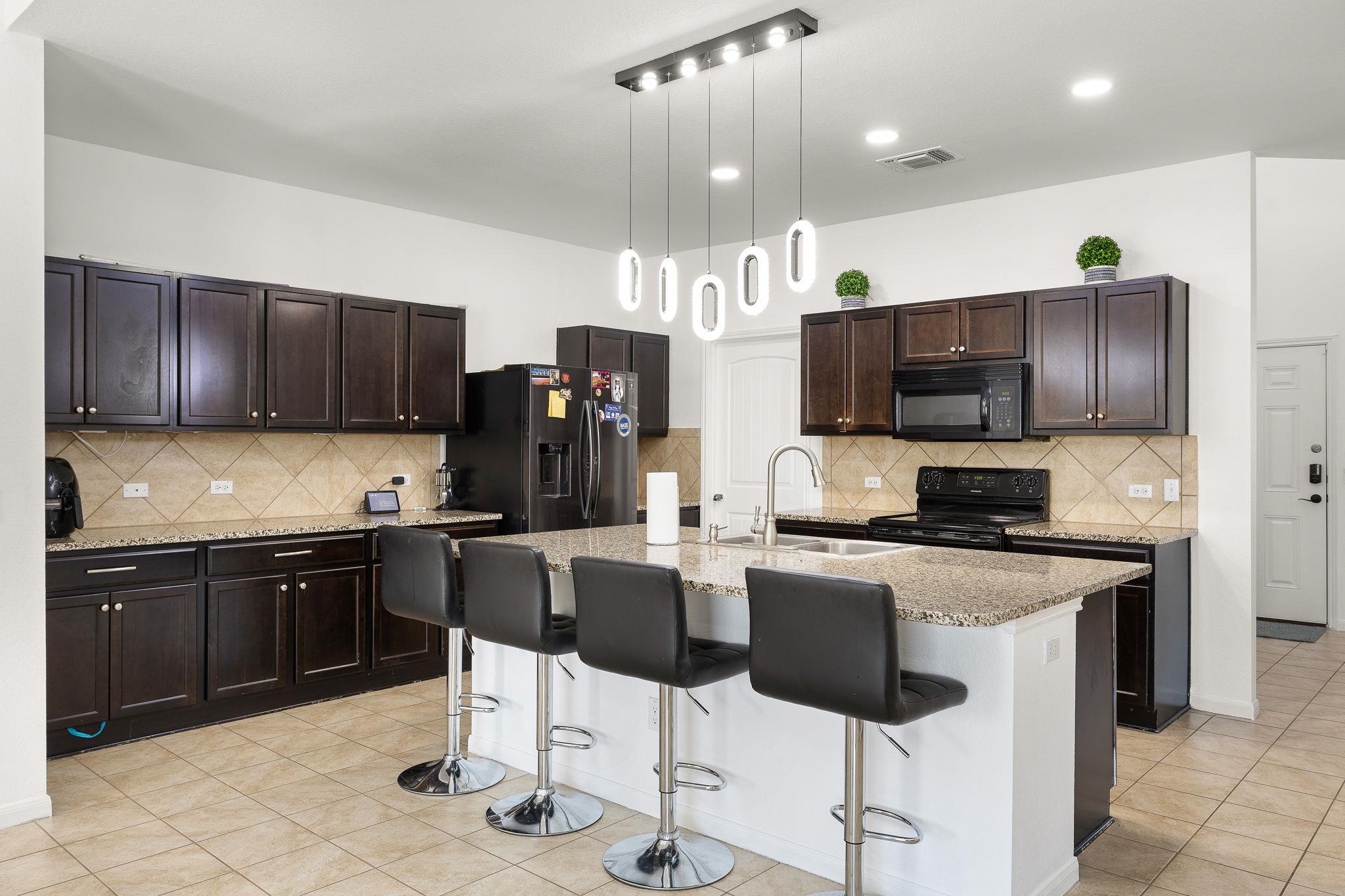 121 Leona River Trl, Hutto, TX 78634