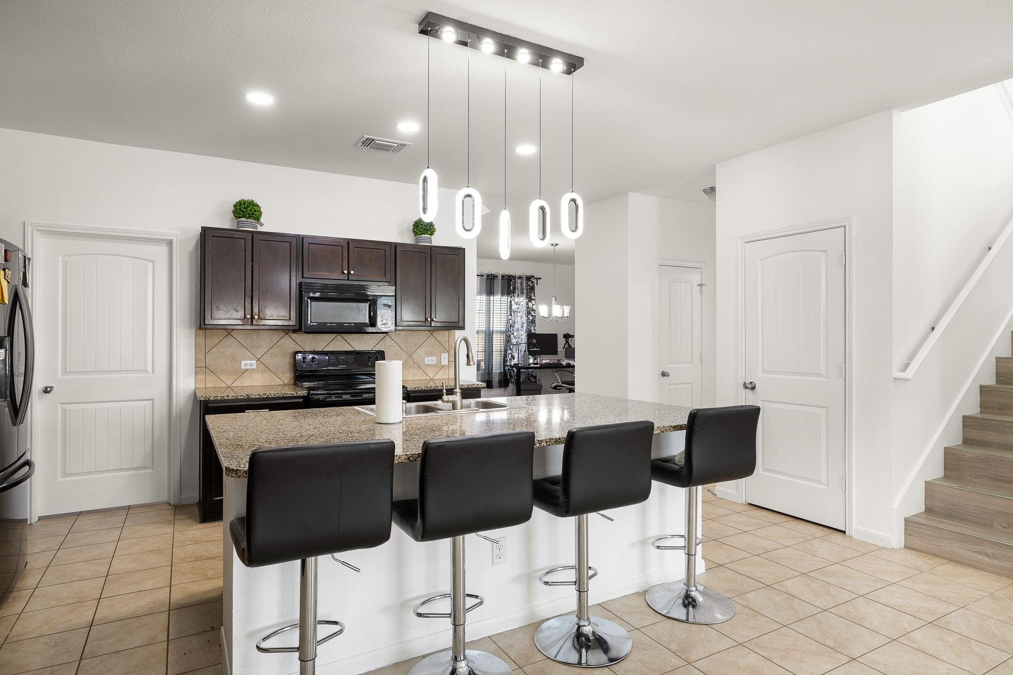 121 Leona River Trl, Hutto, TX 78634