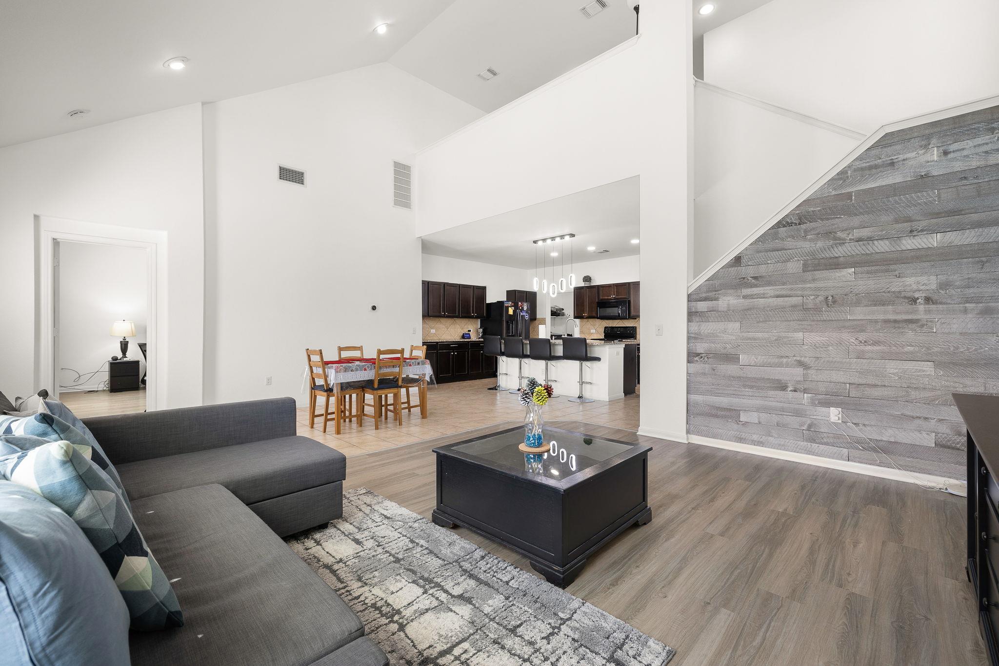 121 Leona River Trl, Hutto, TX 78634