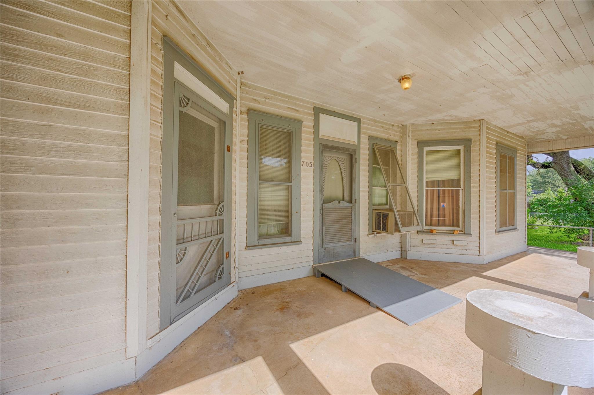 705 Baumgarten St, Schulenburg, TX 78956