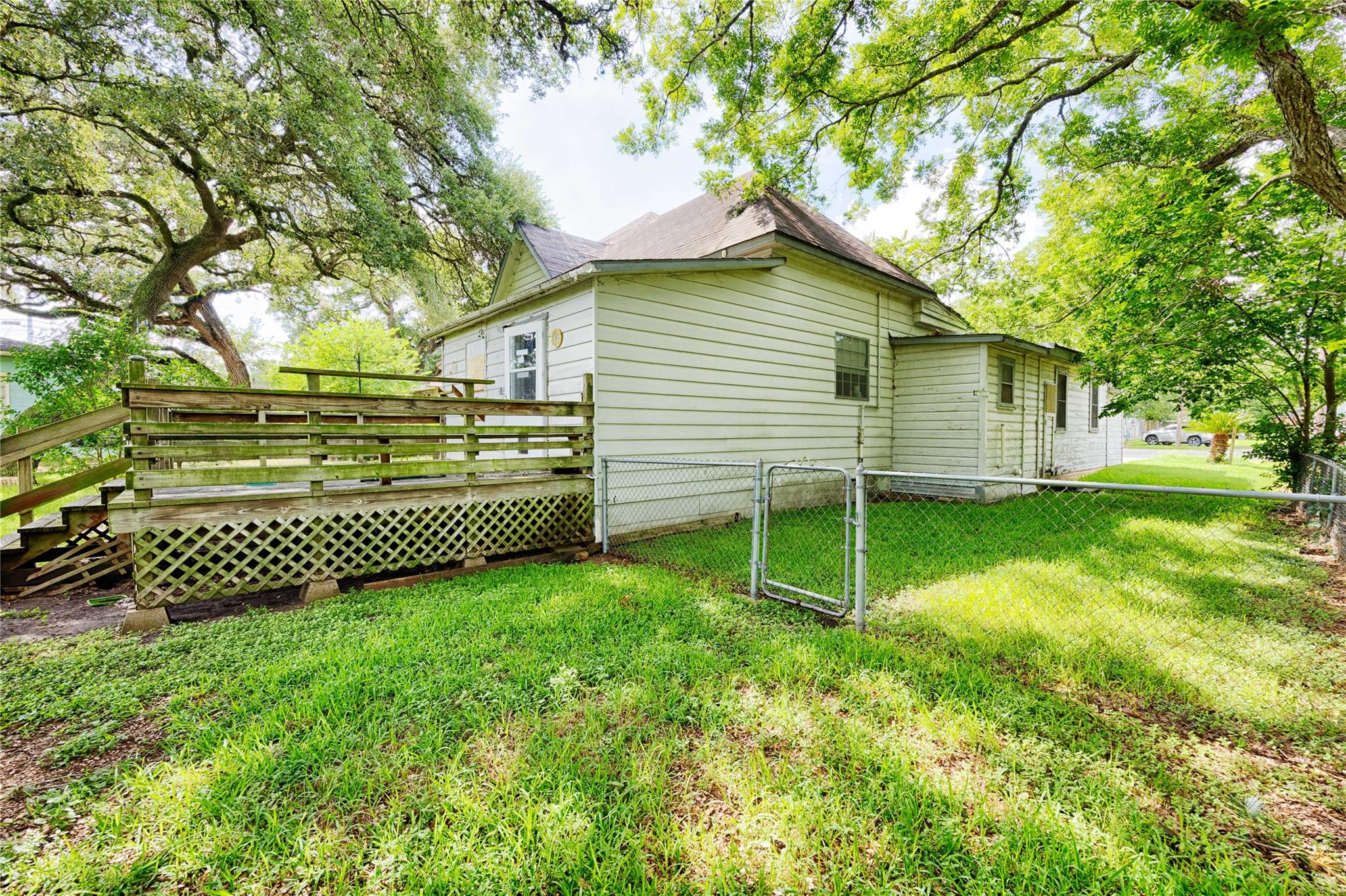 705 Baumgarten St, Schulenburg, TX 78956