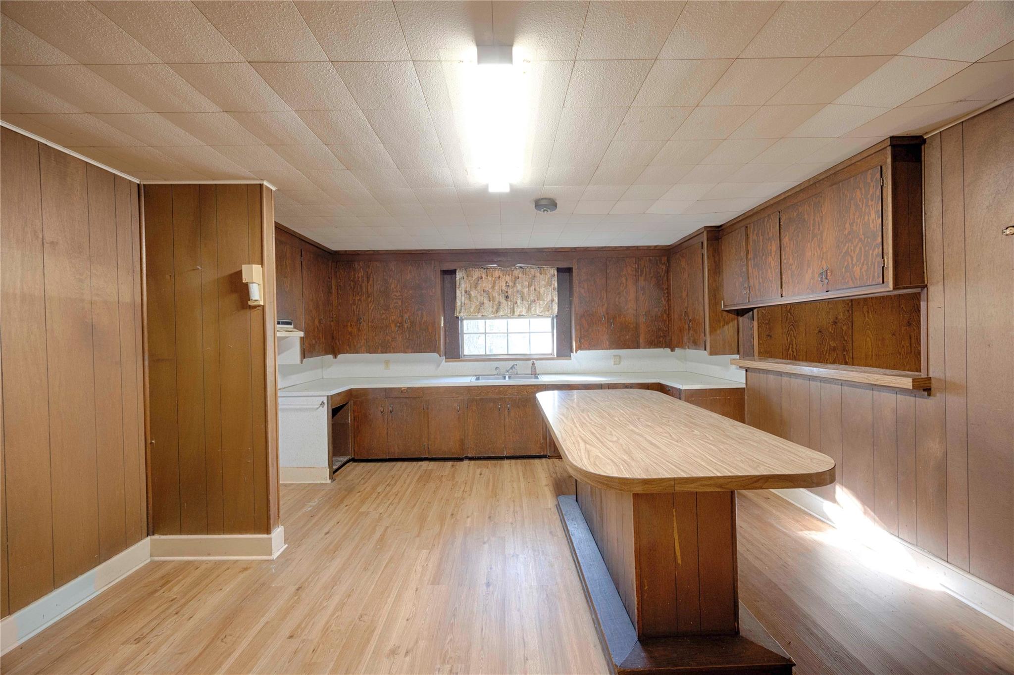 705 Baumgarten St, Schulenburg, TX 78956