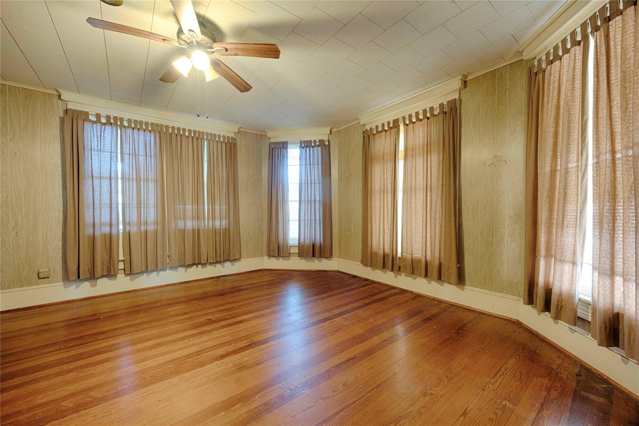 705 Baumgarten St, Schulenburg, TX 78956