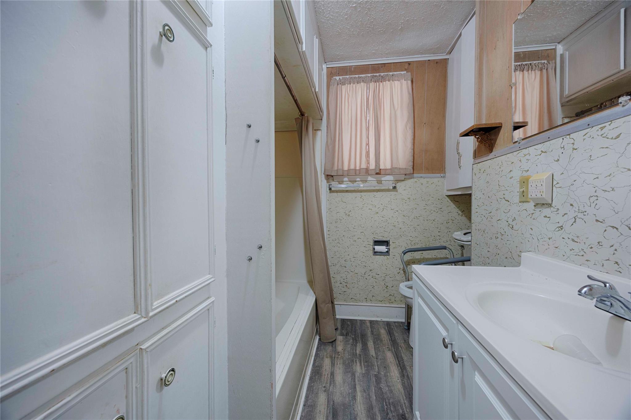 705 Baumgarten St, Schulenburg, TX 78956