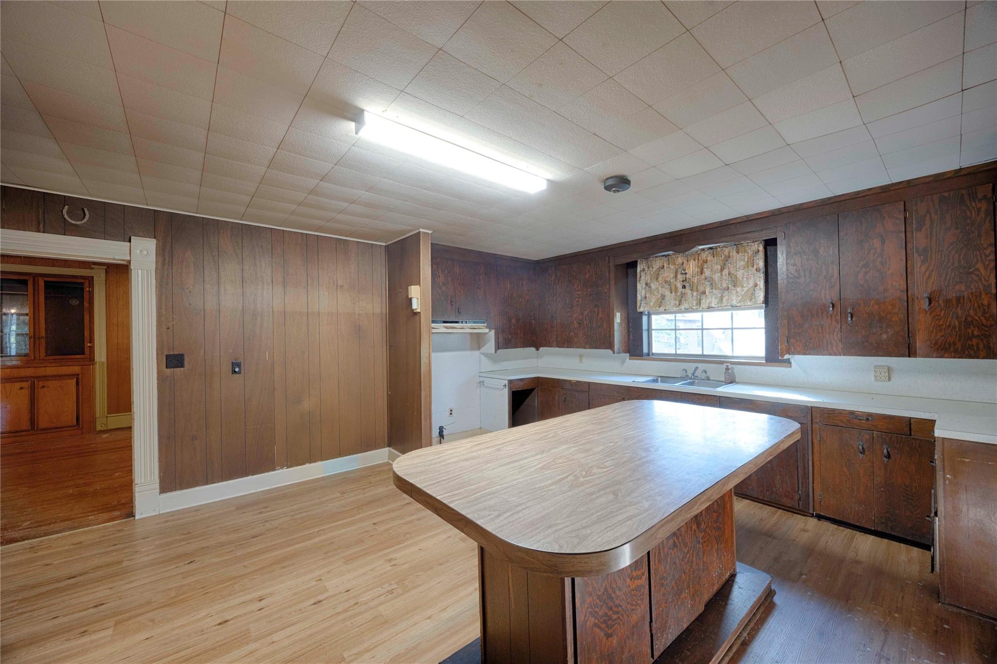 705 Baumgarten St, Schulenburg, TX 78956