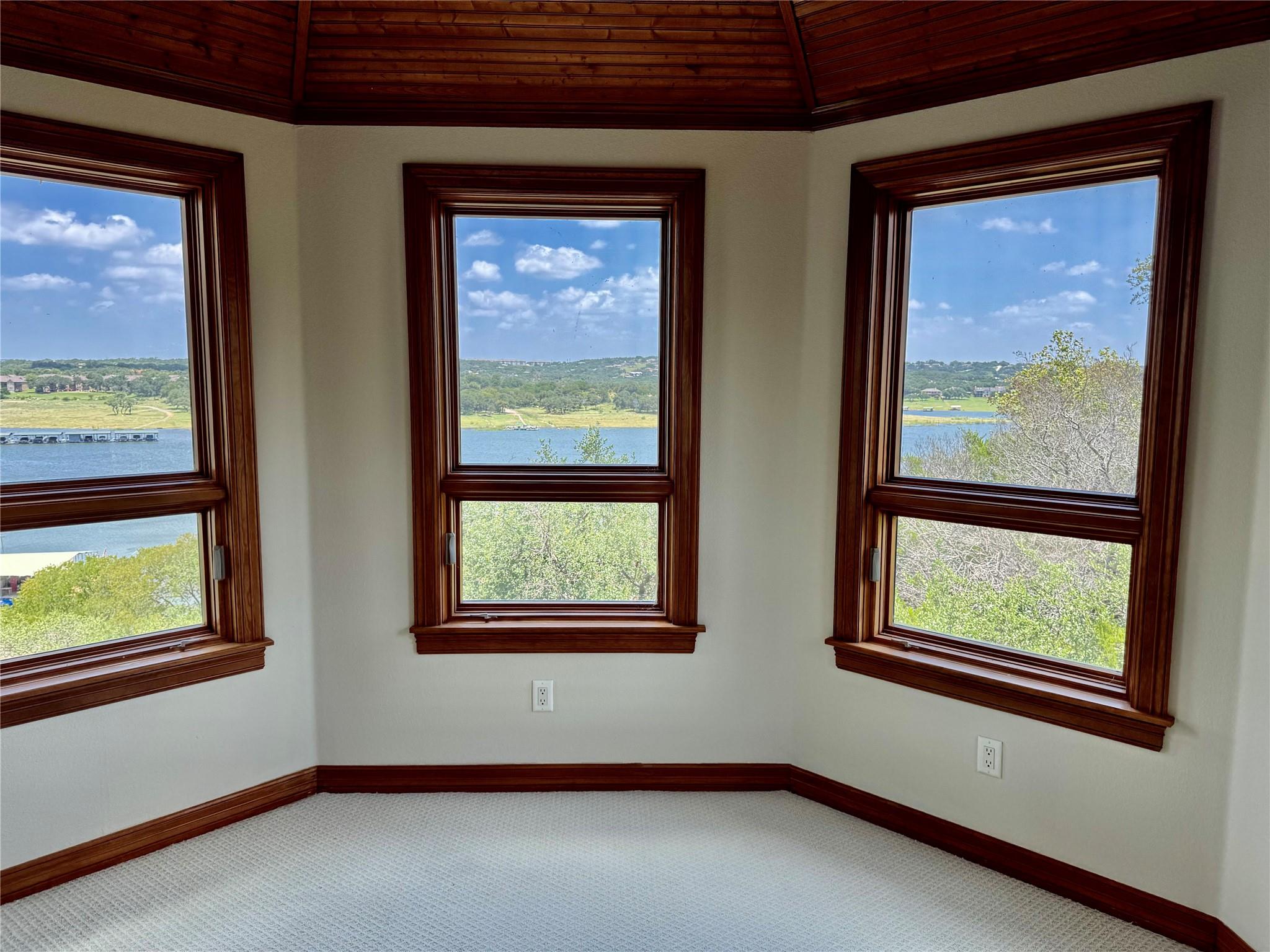 20704 E Lakeshore Dr, Spicewood, TX 78669