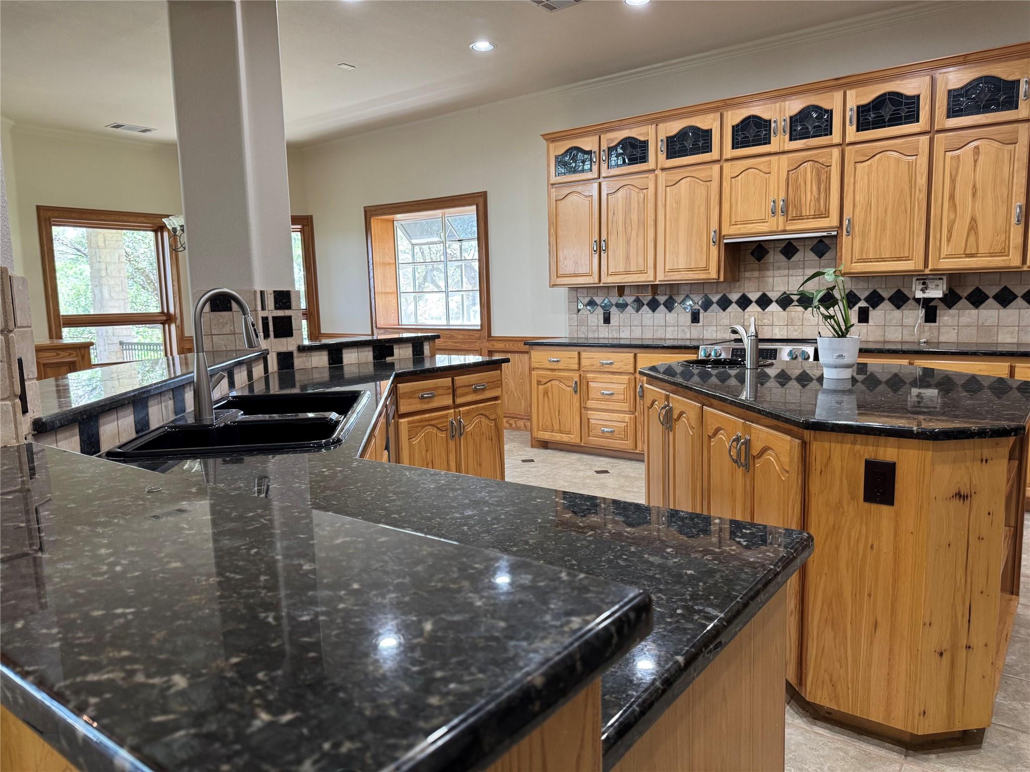 20704 E Lakeshore Dr, Spicewood, TX 78669