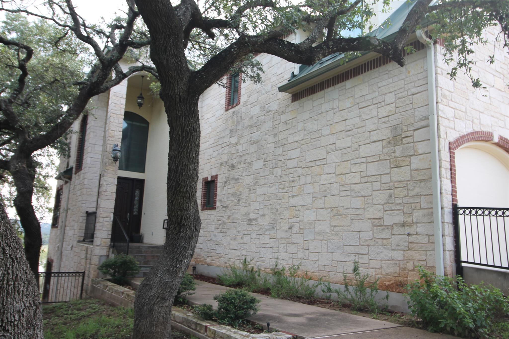 20704 E Lakeshore Dr, Spicewood, TX 78669