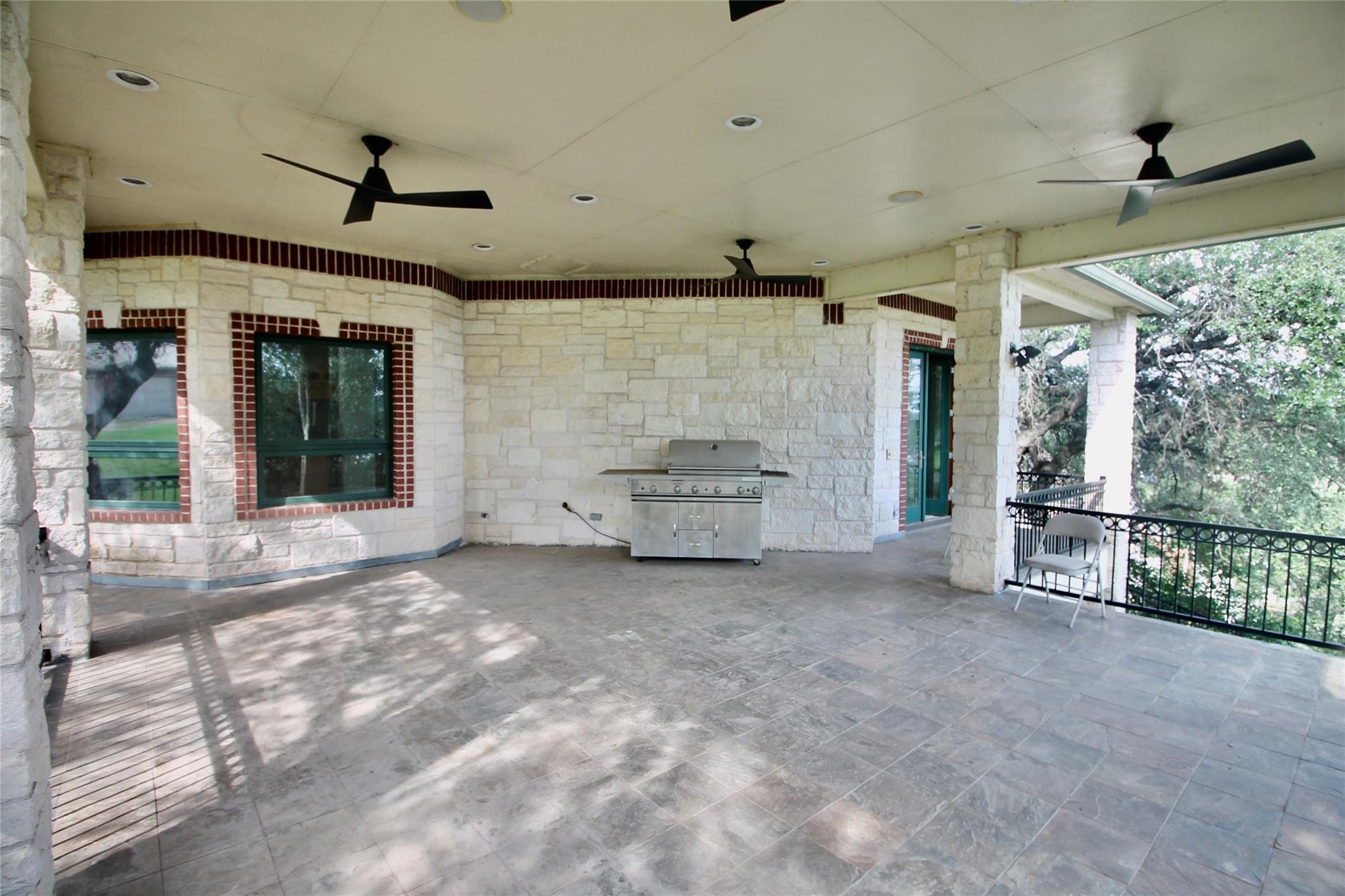 20704 E Lakeshore Dr, Spicewood, TX 78669
