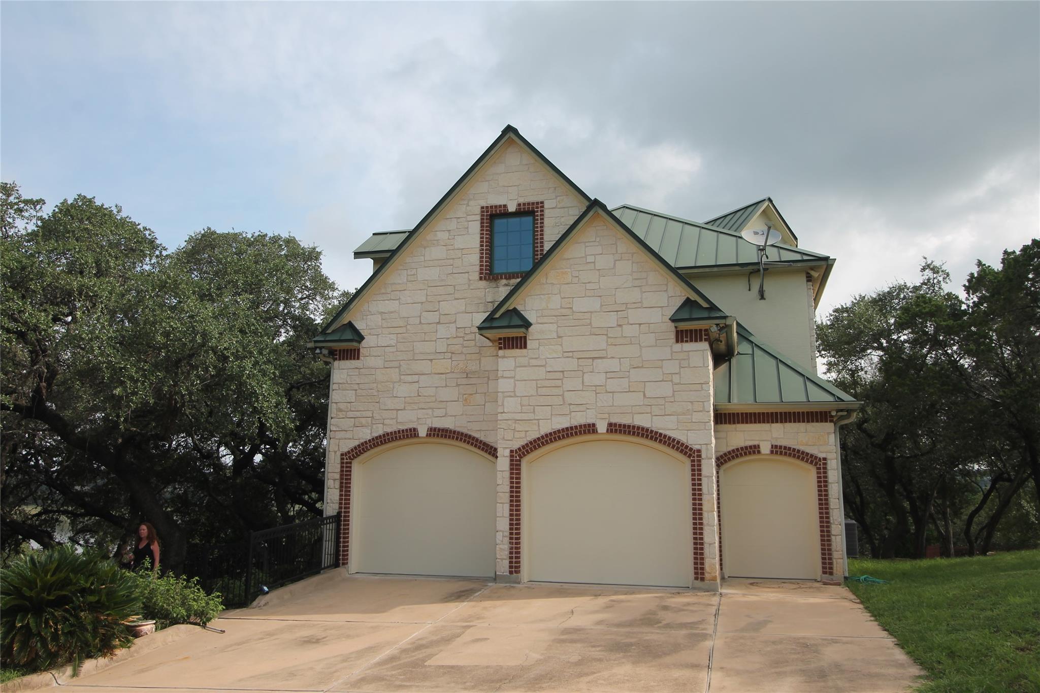 20704 E Lakeshore Dr, Spicewood, TX 78669